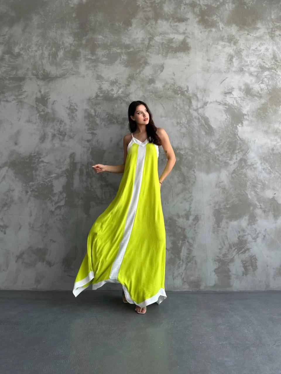 Kadın Fıstık Yeşili Beyaz Detaylı Asimetrik Kesim V Yaka İp Askılı Elbise HZL24S-MJ113041