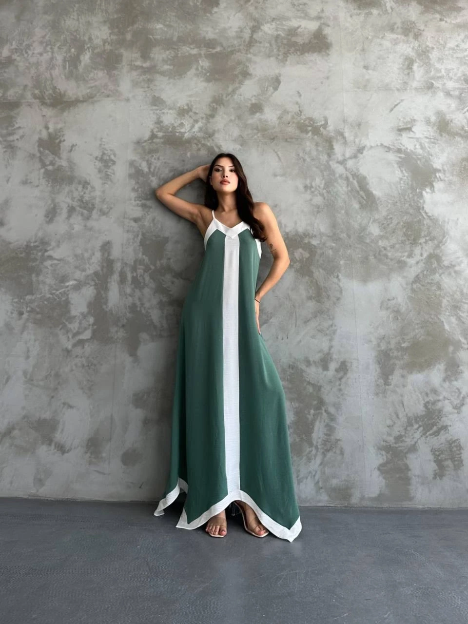 Kadın Haki Beyaz Detaylı Asimetrik Kesim V Yaka Ayarlanabilir İp Askılı Elbise HZL24S-MJ113041