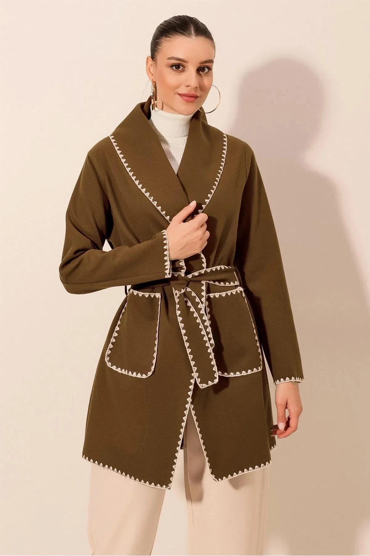 Kadın Kahverengi Nakış Detaylı Beli Kuşaklı Düğmesiz Astarsız Kaşe Kaban  HZL24W-BD191301