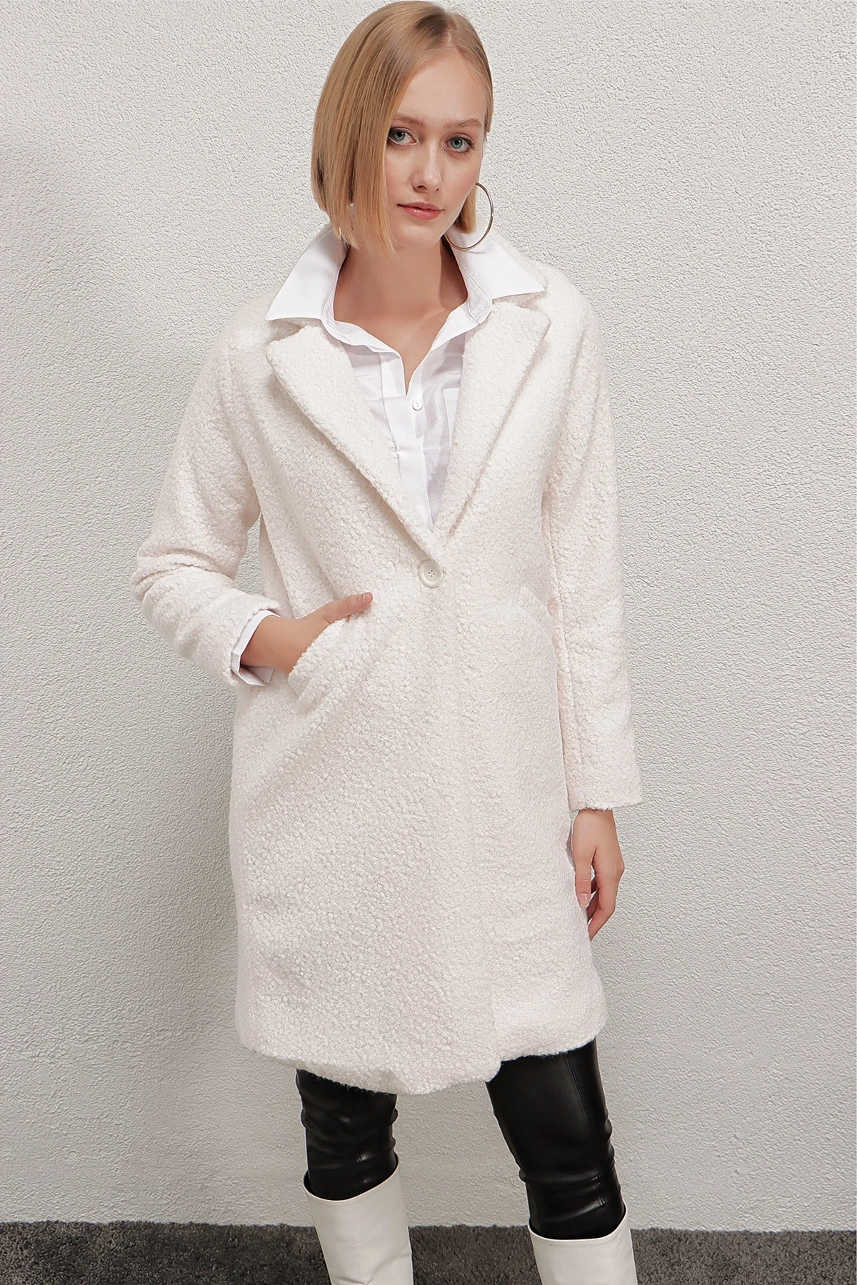 Kadın Kemik Tek Düğmeli Çift Cepli Astarlı Buklet Kaşe Kaban HZL22W-BD190821