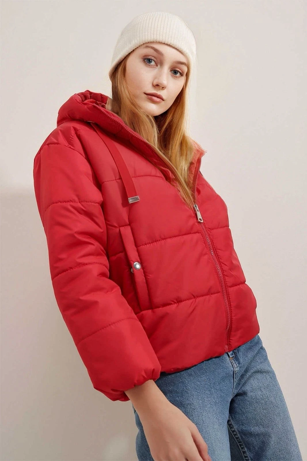 Kadın Kırmızı Kapüşonlu Bel Büzgülü Şişme Mont HZL22W-BD151171
