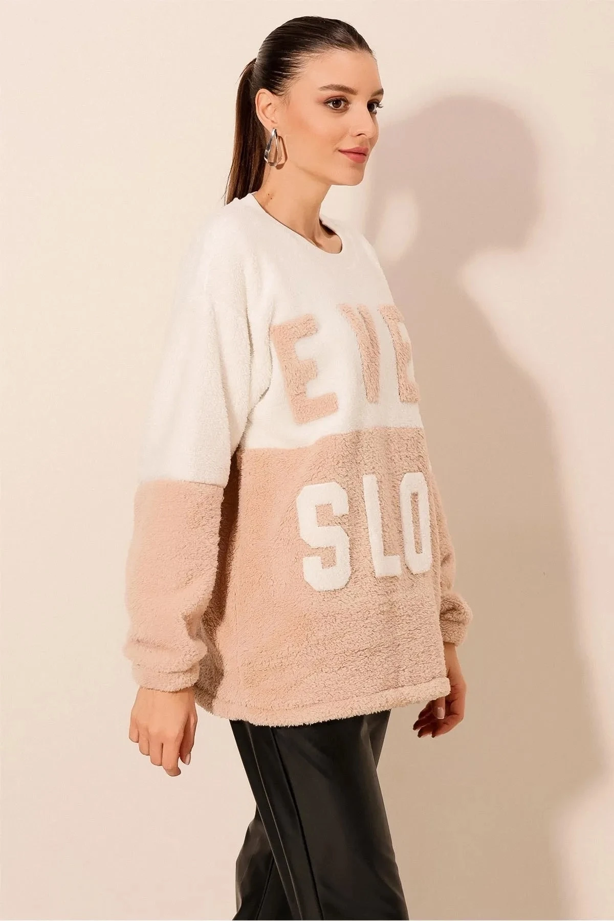 Kadın Krem Beyaz Blok EVER SLOW Baskılı Rahat Peluş Sweatshirt HZL23W-BD1554781