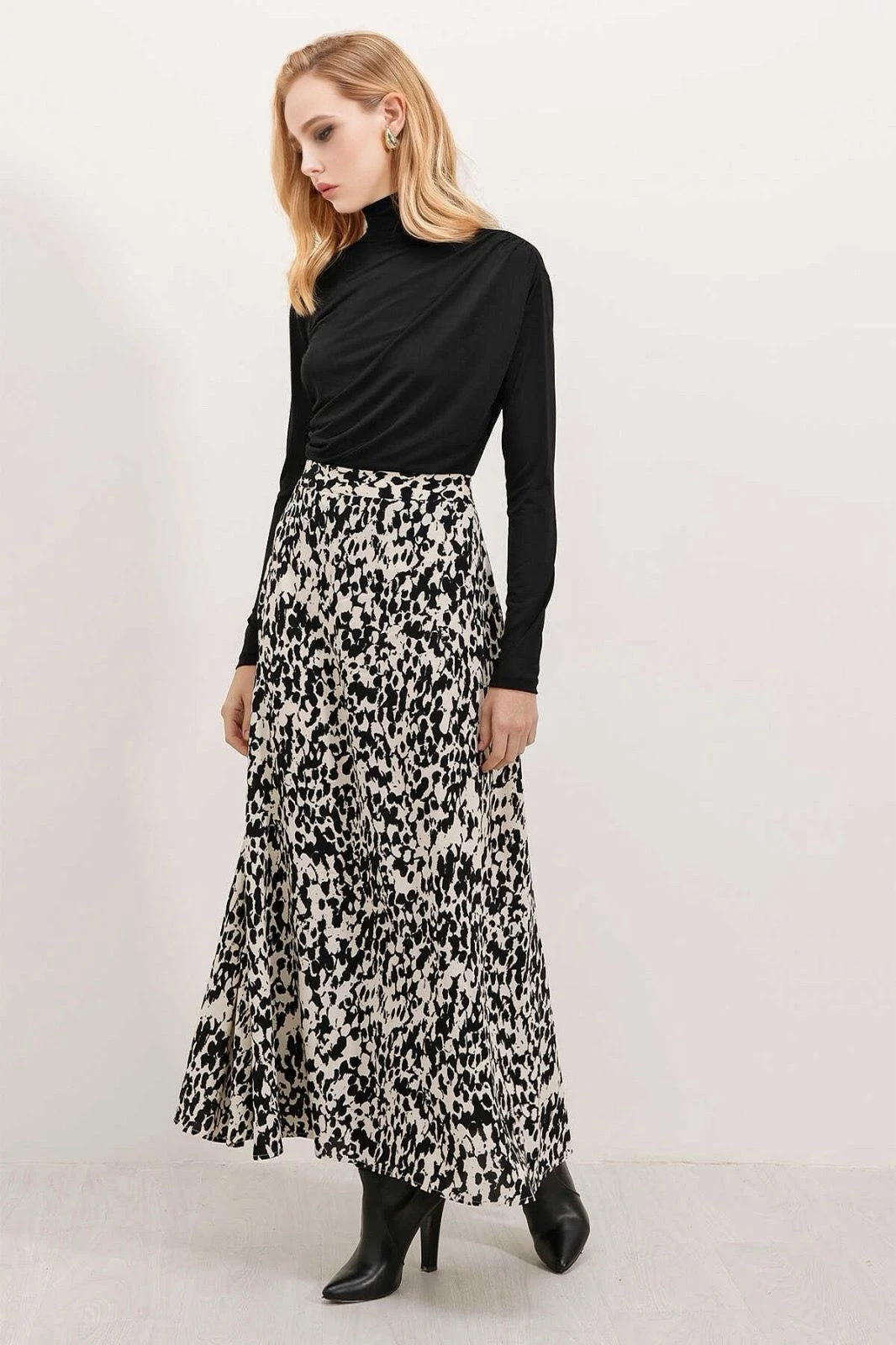 Kadın Krem Siyah Desenli Astarsız Beli Lastikli Midi Boy Etek HZL24S-BD180031
