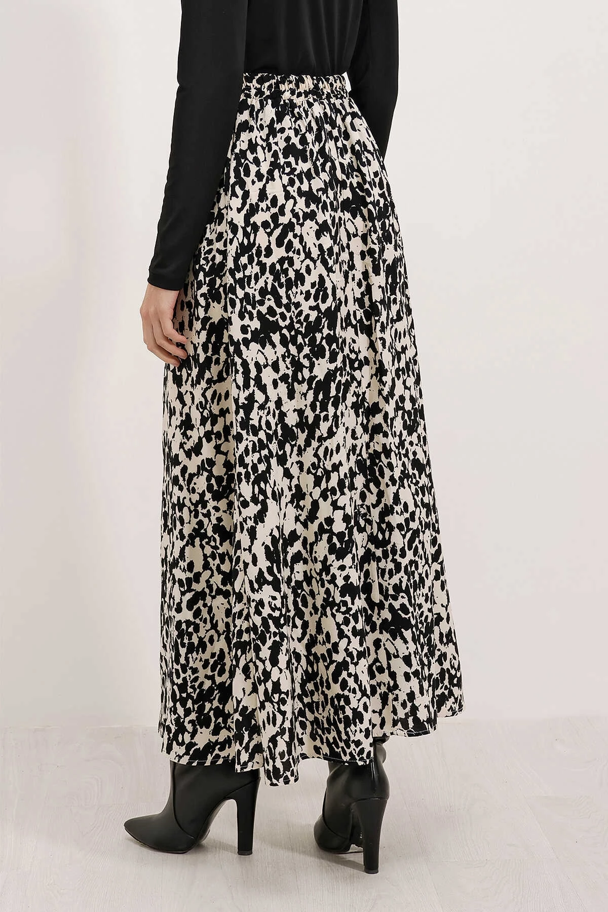 Kadın Krem Siyah Desenli Astarsız Beli Lastikli Midi Boy Etek HZL24S-BD180031