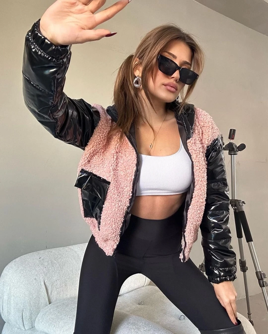 Kadın Pembe Siyah Rugan İçi Astarlı Beli Lastikli Kapüşonlu Crop Peluş Mont HZL24W-BRC144441