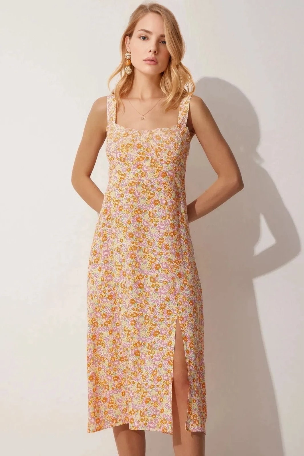 Kadın  Sarı Oranj Kare Yaka Çiçekli Yazlık Viskon Elbise HZL23S-BD122821