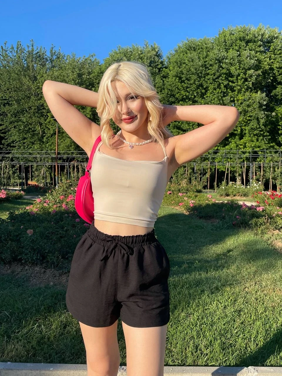 Kadın Siyah Beli Lastikli Yırtmaç Detaylı Cepli Keten Şort HZL24S-ZK11071