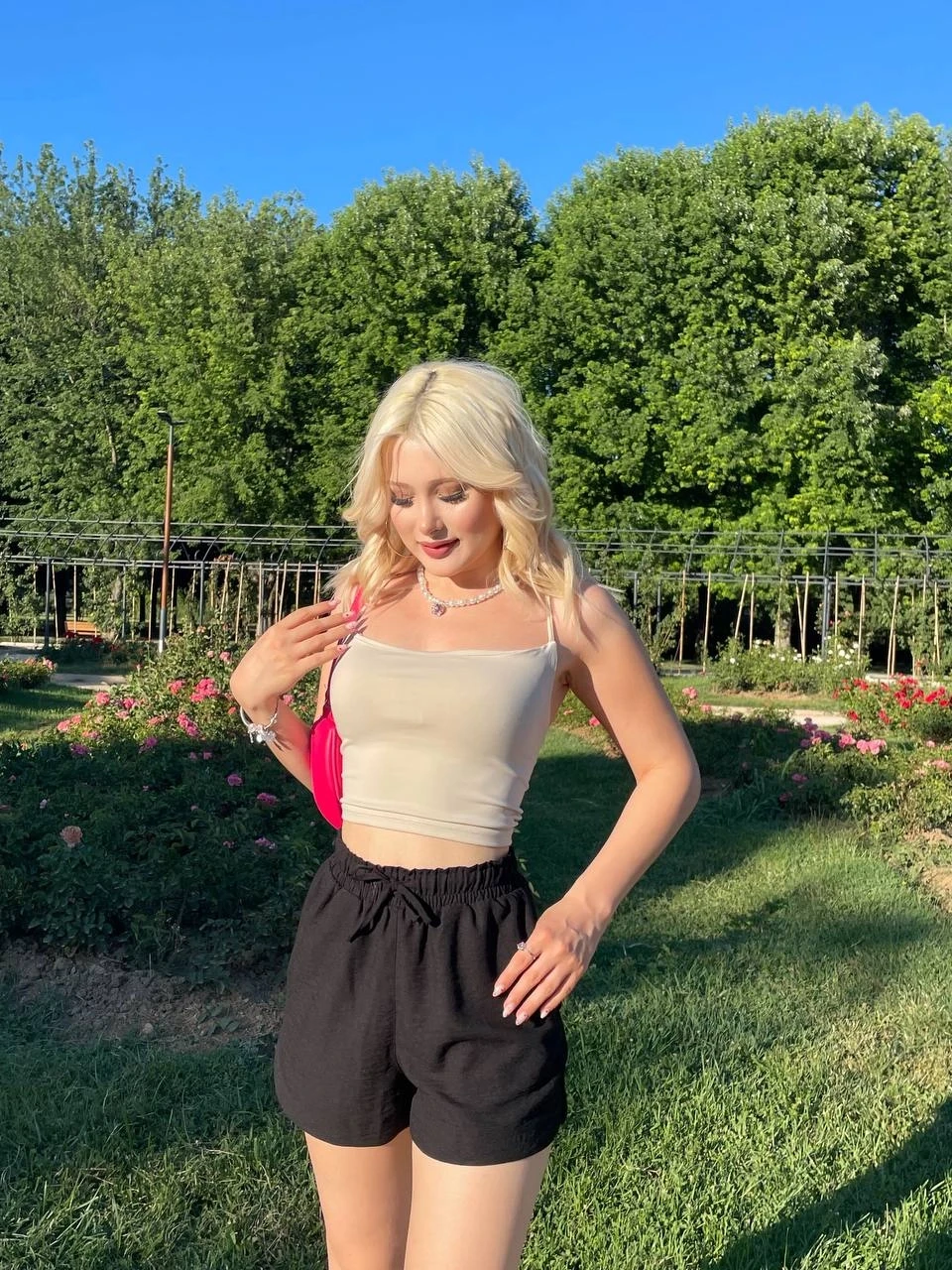 Kadın Siyah Beli Lastikli Yırtmaç Detaylı Cepli Keten Şort HZL24S-ZK11071