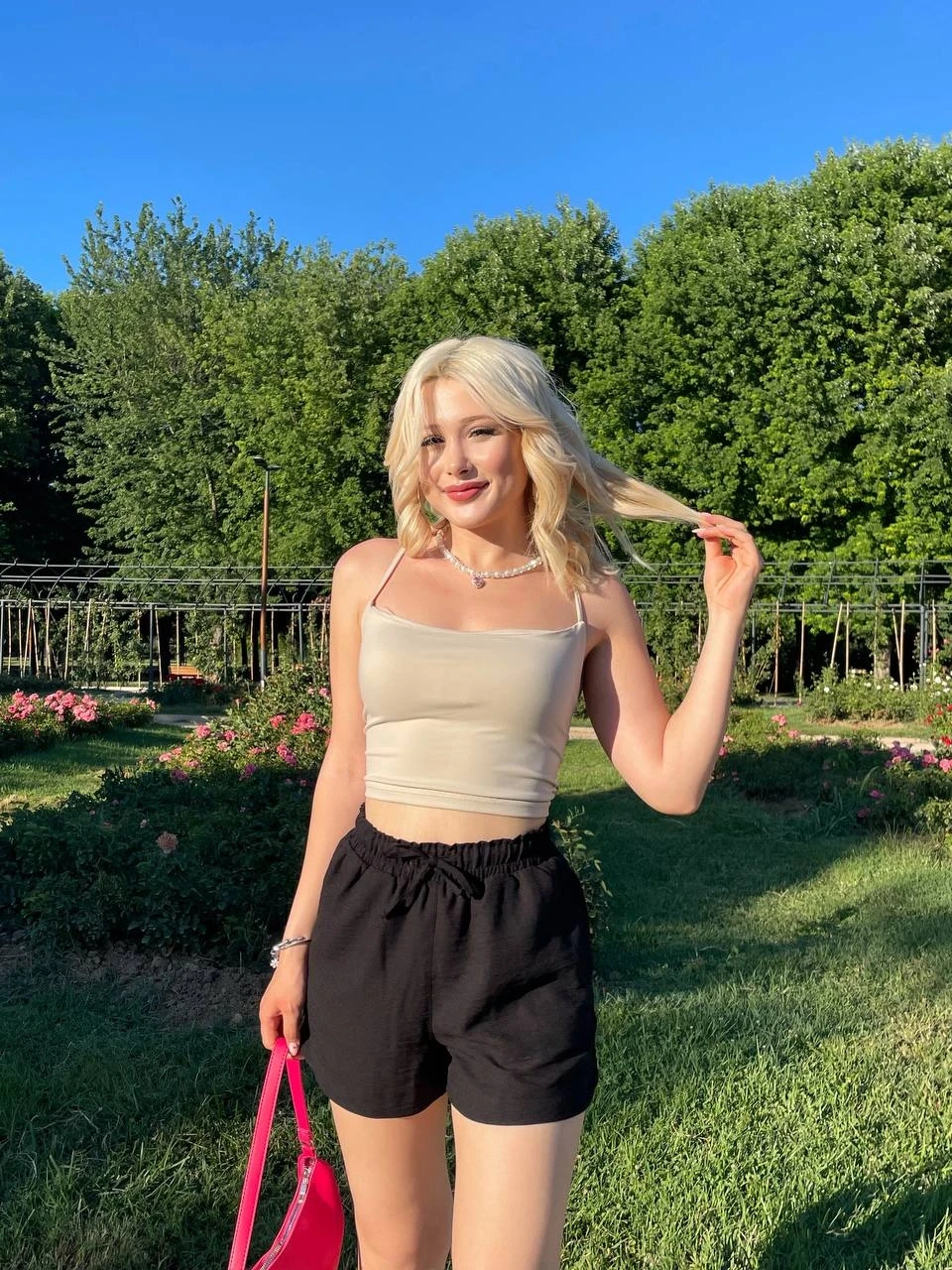 Kadın Siyah Beli Lastikli Yırtmaç Detaylı Cepli Keten Şort HZL24S-ZK11071