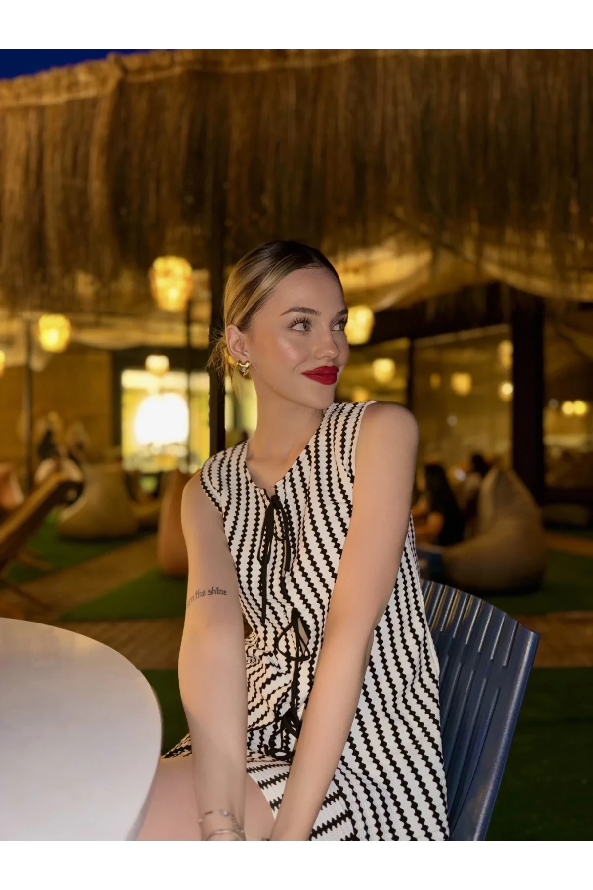 Kadın Siyah Beyaz Çizgili Önü Bağlamalı Bluzlu Etekli Triko Takım HZL24S-ZK10271