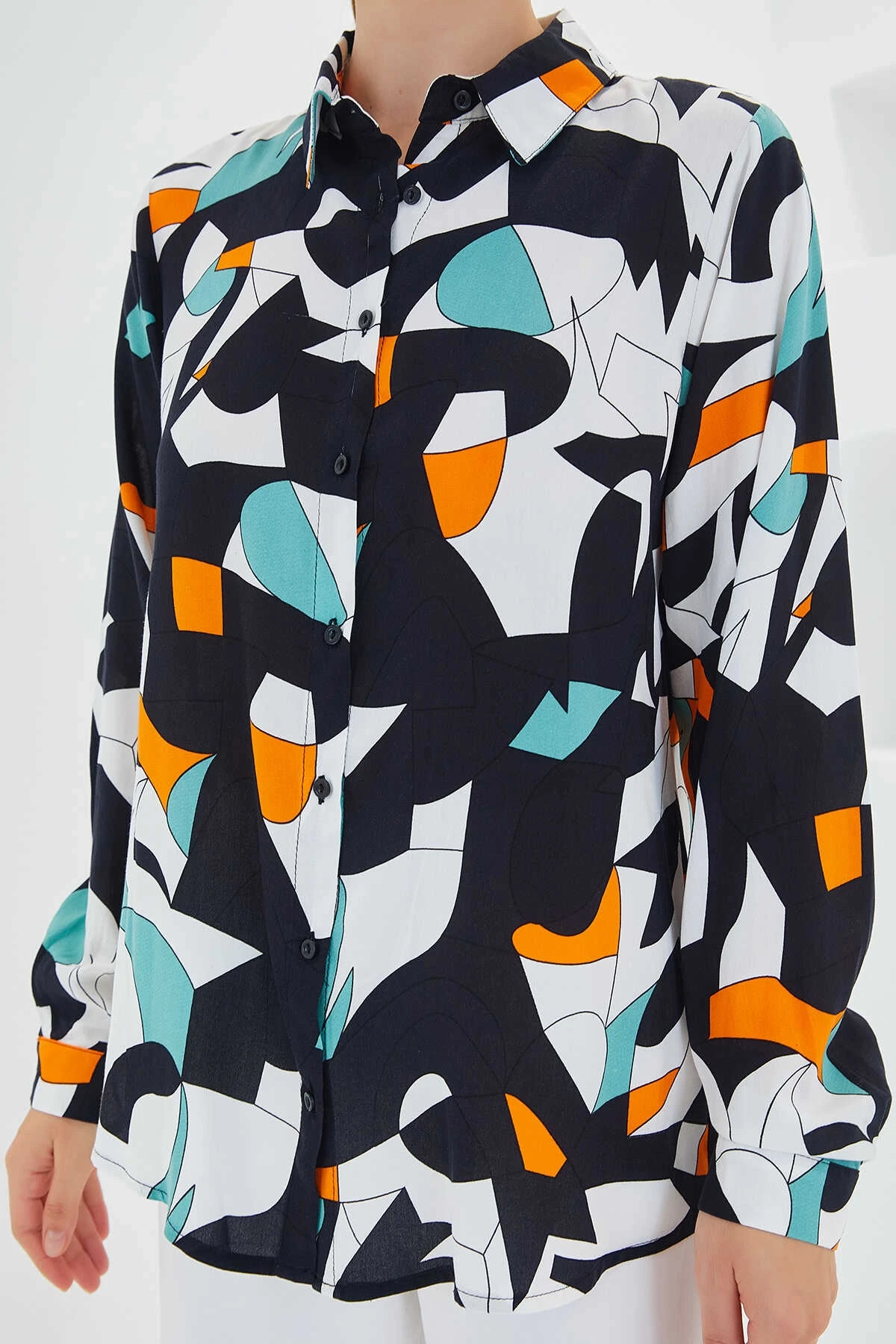 Kadın Siyah Beyaz Geometrik Desenli Uzun Kolllu Oversize Viskon Gömlek HZL24S-BD1202251