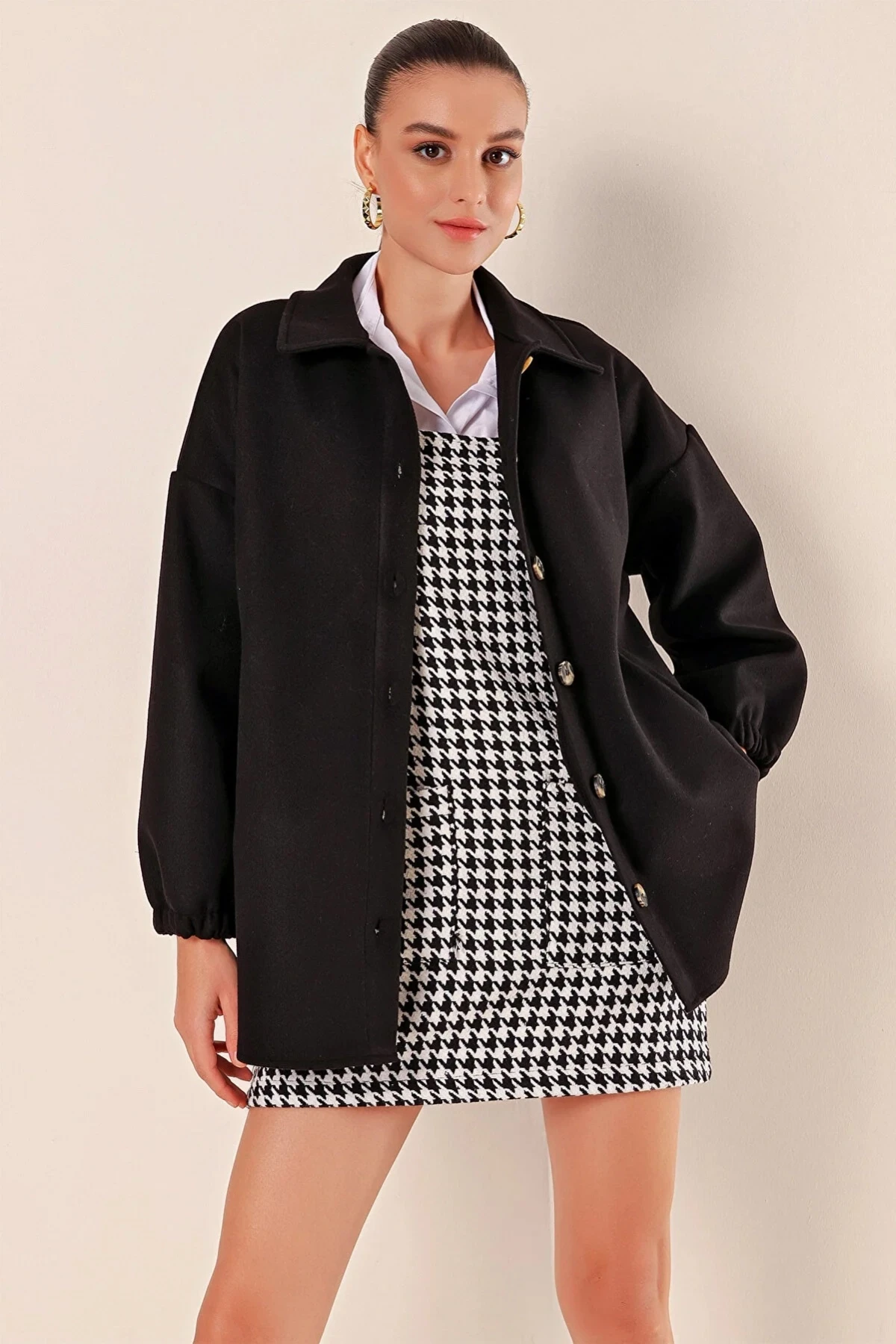 Kadın Siyah Cepli Düğme Kapamalı Geniş Kalıp Ceket HZL23W-BD106741