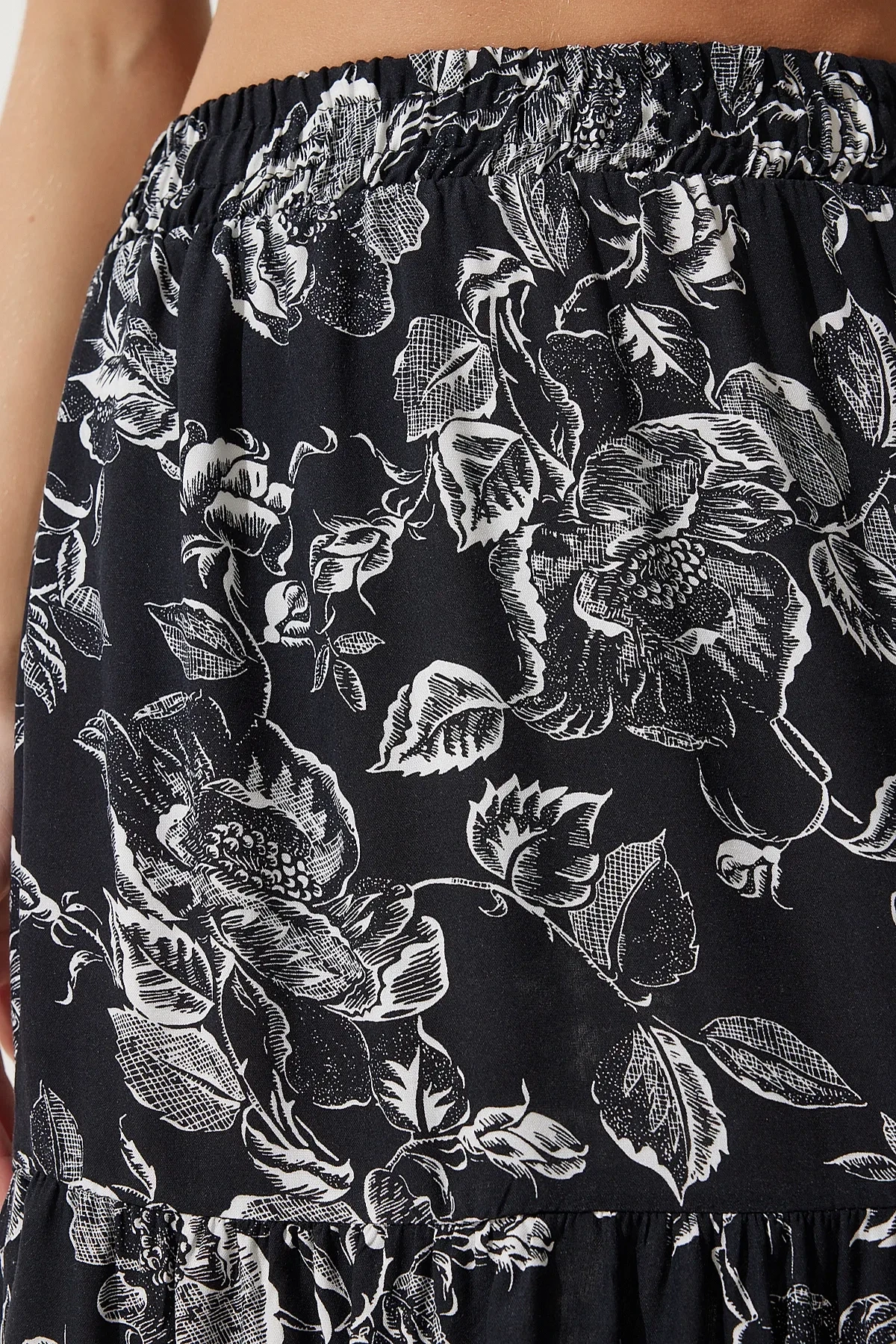 Kadın Siyah Çiçek Desenli Beli Lastikli Volanlı Uzun Viskon Etek HZL24S-BD180071