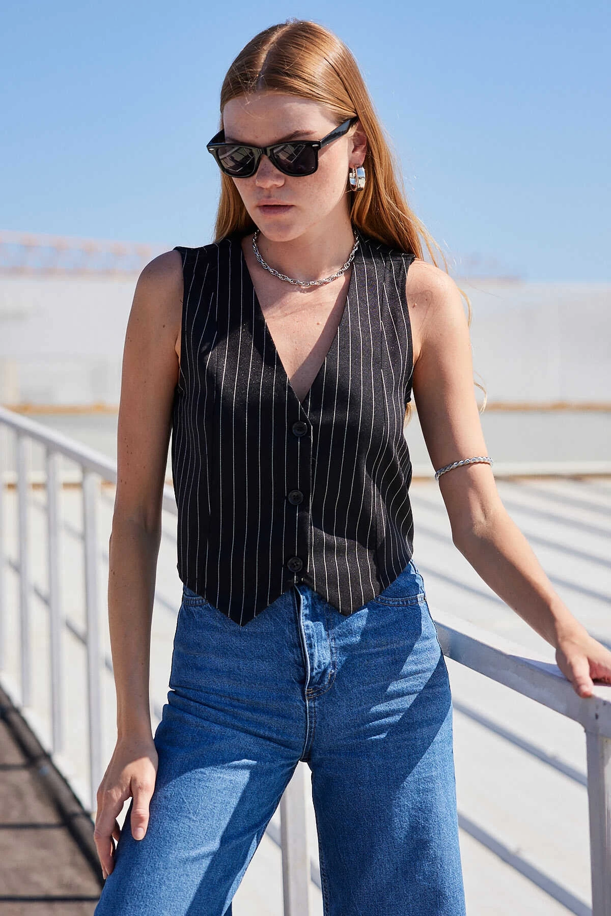 Kadın Siyah Çizgili Düğmeli Astarsız Dokuma Yelek HZL24S-BD167941