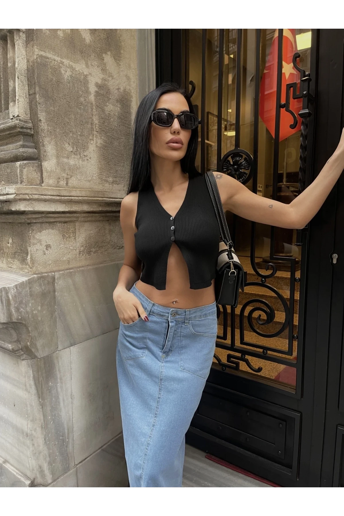 Kadın Siyah Düğmeli Crop Triko Yelek HZL24S-ZK10231