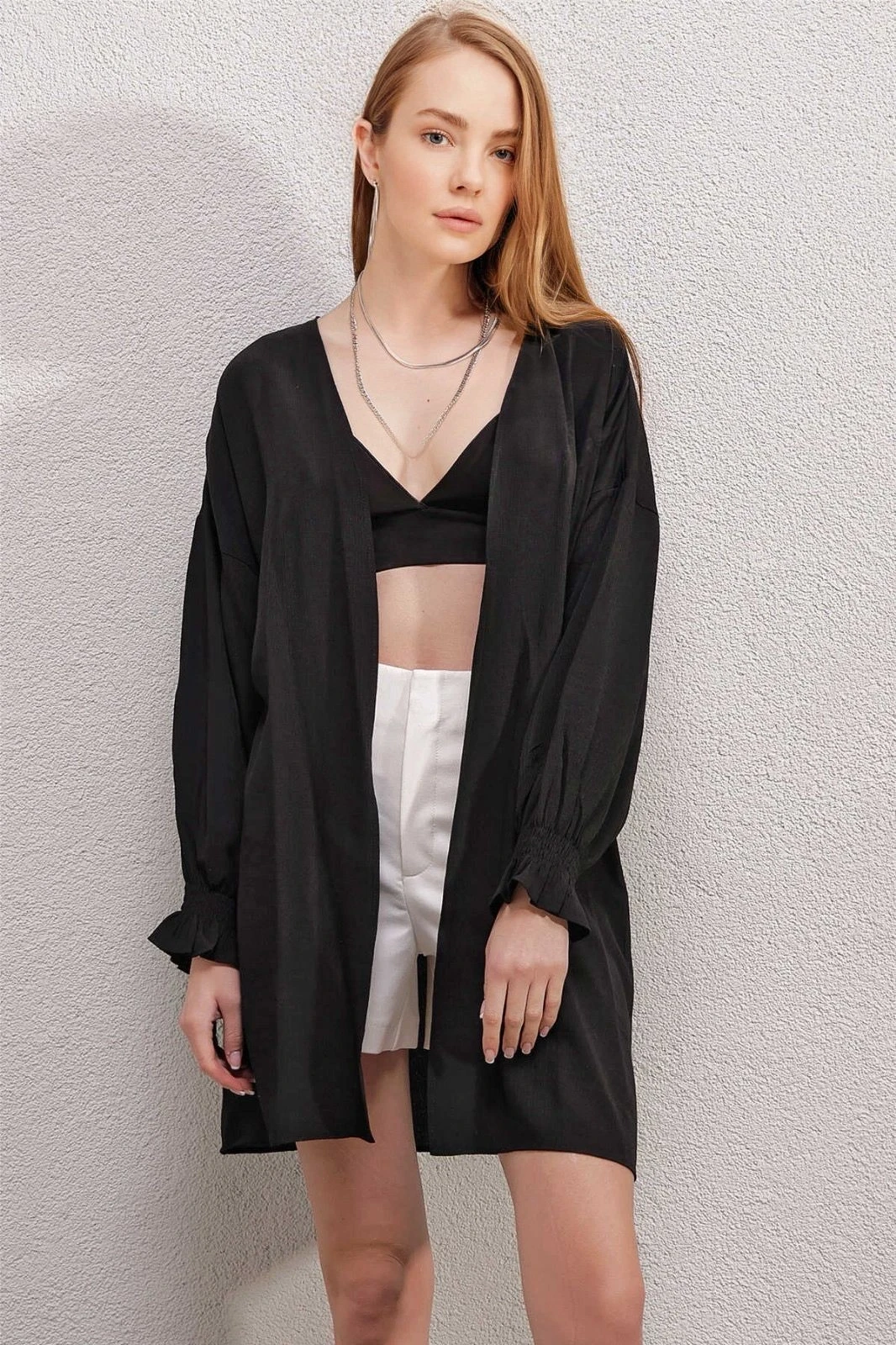 Kadın Siyah Kolu Fırfır Detaylı Lastikli Salaş Kimono HZL23S-BD158821