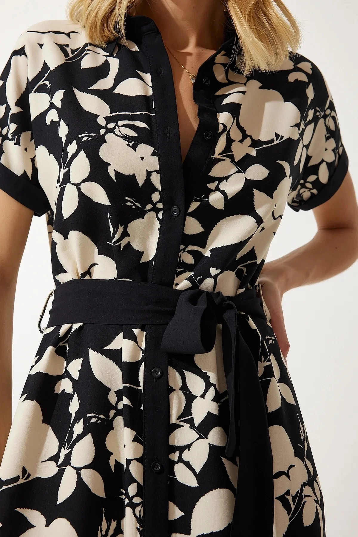 Kadın Siyah Krem Kuşaklı Çiçek Desenli Düğmeli Yazlık Viskon Elbise HZL24S-BD124551
