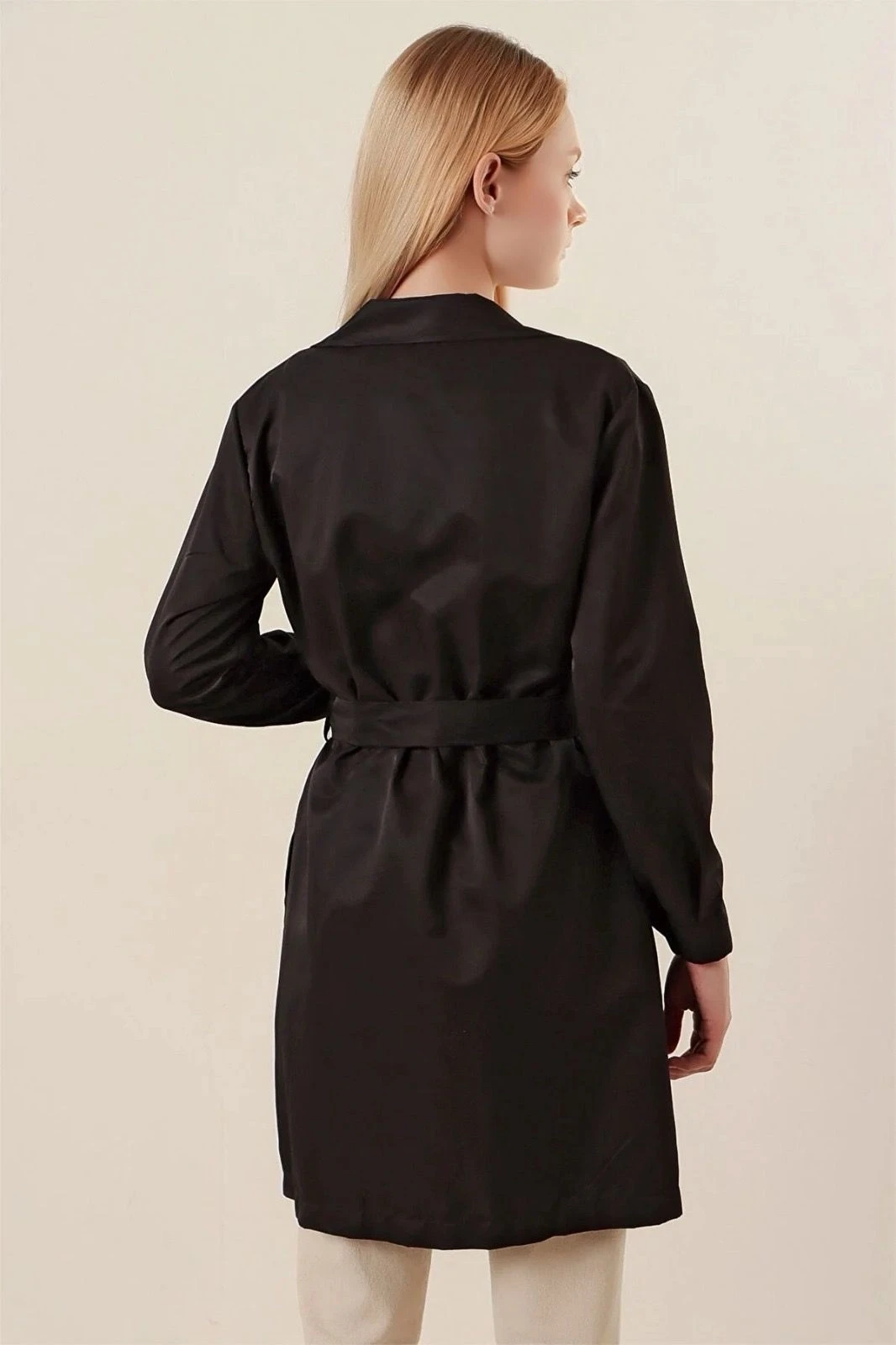 Kadın Siyah Kruvaze Yaka Kemerli Astarsız Mevsimlik Rahat Kısa Trençkot Hzl23S-BD158641