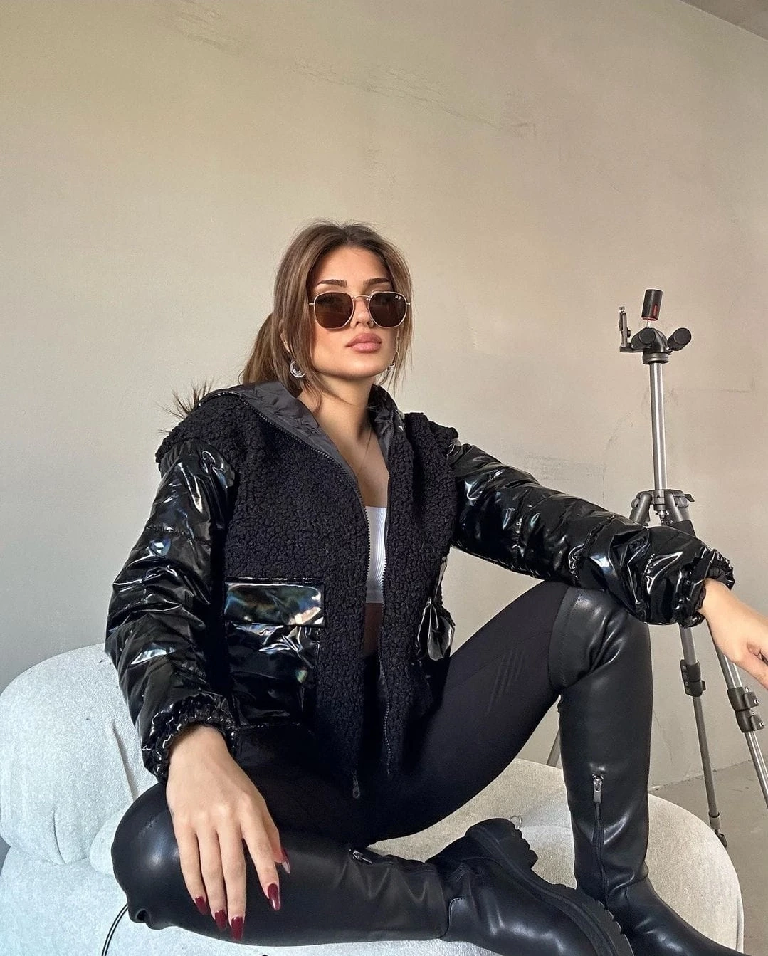 Kadın Siyah Rugan İçi Astarlı Beli Lastikli Kapüşonlu Crop Peluş Mont HZL24W-BRC144441