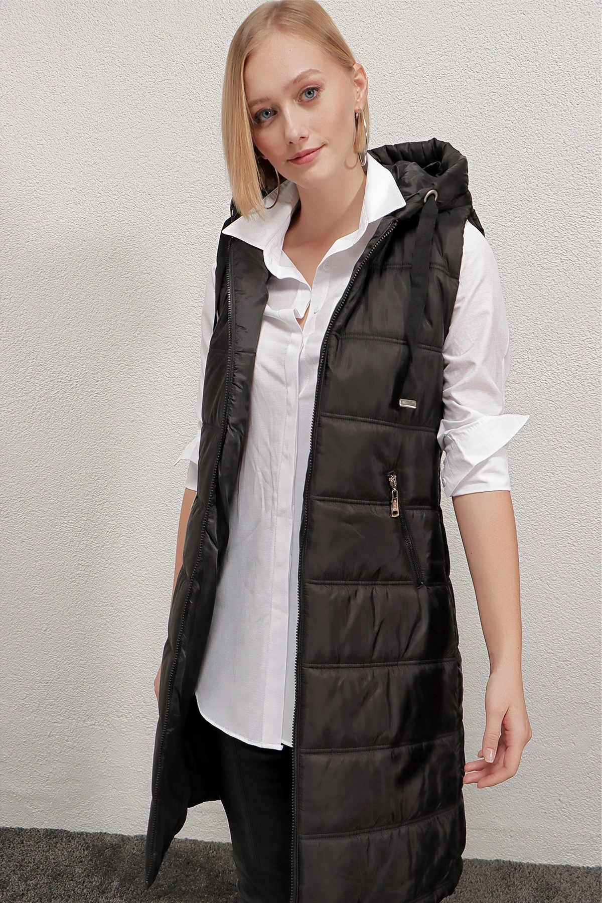 Kadın Siyah Sabit Kapüşonlu Astarlı Uzun Şişme Yelek HZL22W-BD151401