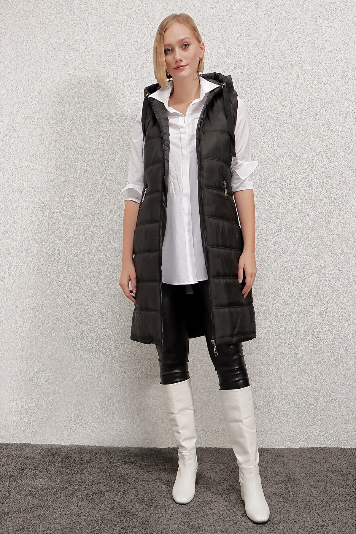 Kadın Siyah Sabit Kapüşonlu Astarlı Uzun Şişme Yelek HZL22W-BD151401