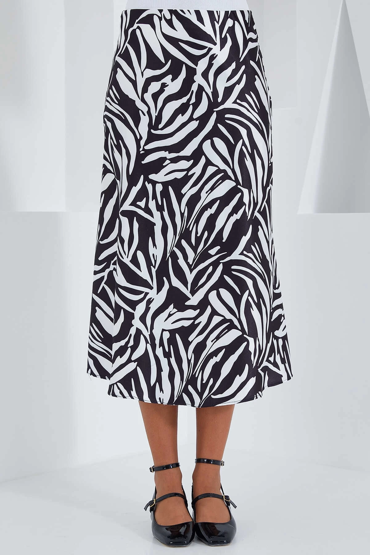 Kadın Zebra Desen Siyah Beyaz Saten Yüzeyli Beli Lastikli Midi Boy Etek Hzl23s-bd1101471