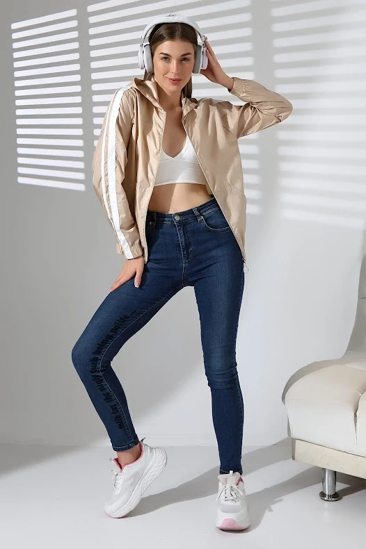 Kadın Bej Beyaz Şeritli Cepli Fermuarlı Kapüşonlu Mont HZL24W-DSB12401