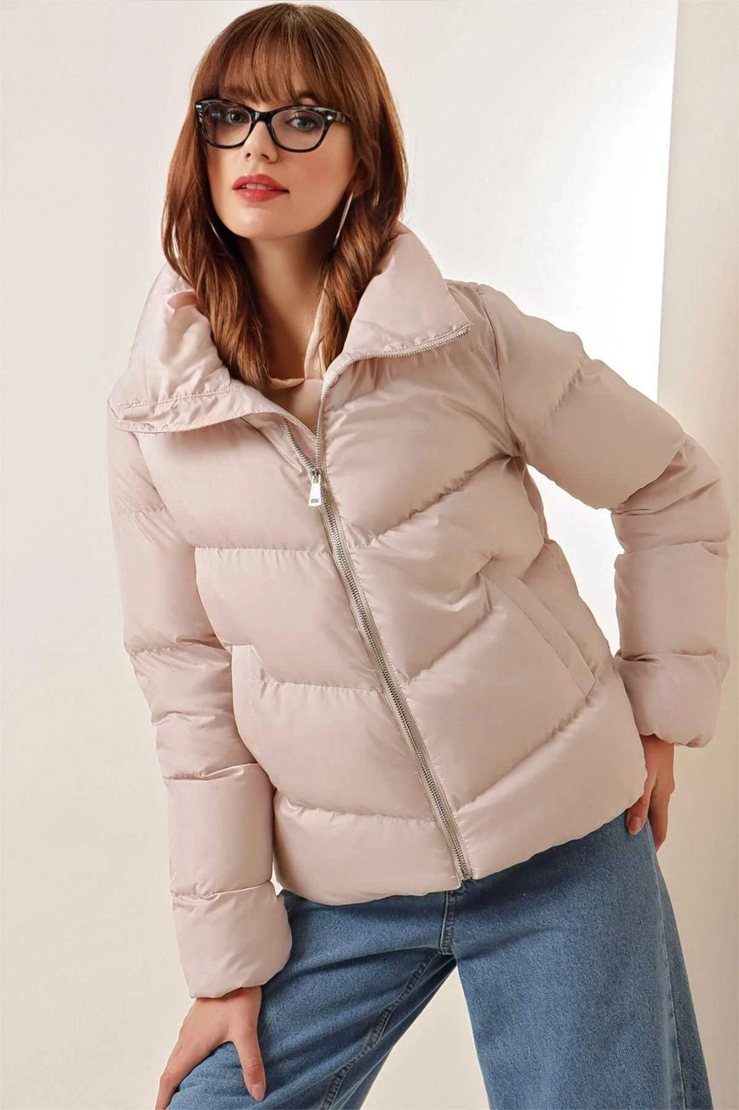 Kadın Bej Dik Yaka Bel Büzgülü Şişme Mont HZL25W-BD131791