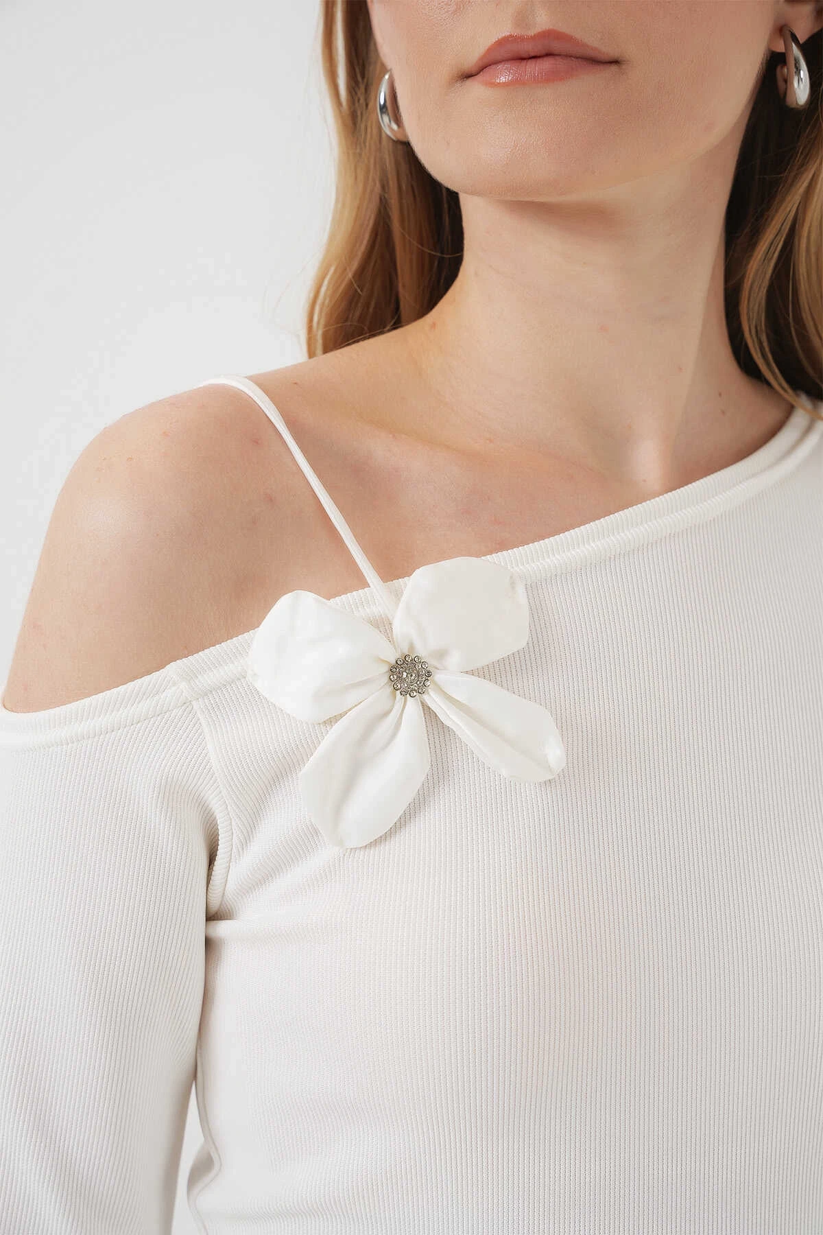 Kadın Beyaz Askı Detaylı Kayık Yaka Bluz HZL25S-BD19271