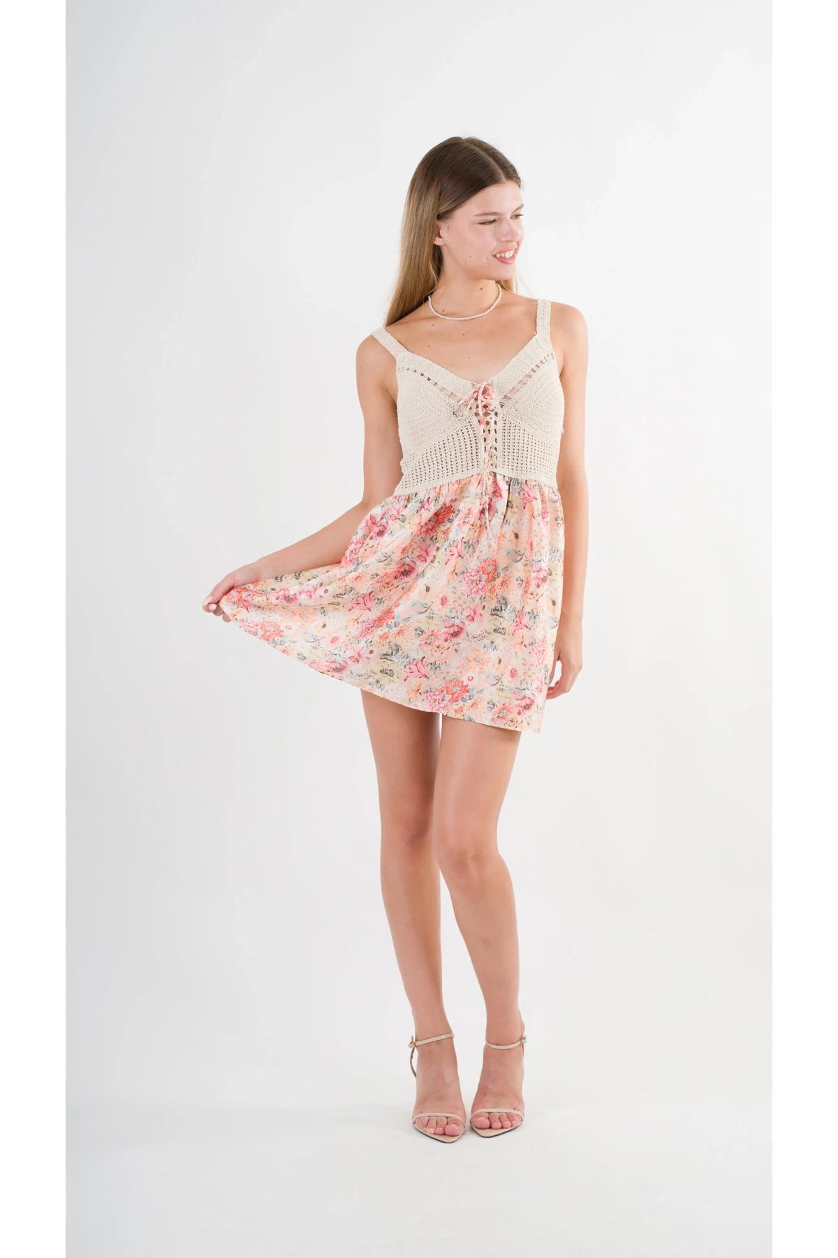 Kadın Çok Renkli Desenli Saten Yüzeyli V Yaka Halka Detaylı Kuşaklı Mini Elbise HZL24S-YY250