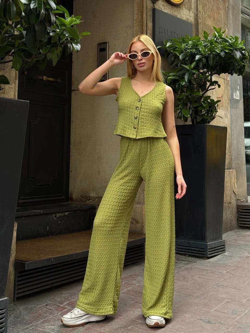 Kadın Fıstık Yeşil Beli Lastilkli Gofre Kumaş Pantolon HZL24S-ZK13261