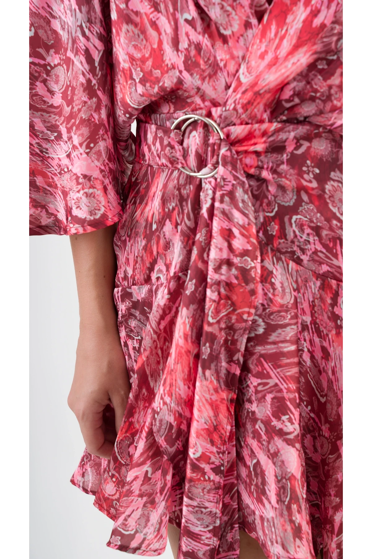 Kadın Kırmızı Desenli Saten Yüzeyli V Yaka Halka Detaylı Kuşaklı Mini Elbise HZL24S-YY230