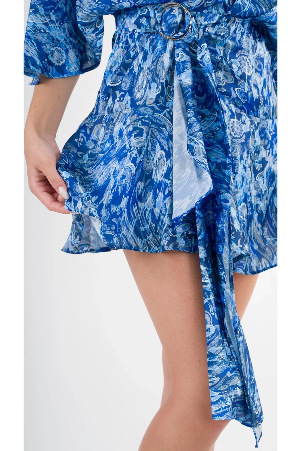 Kadın Mavi Desenli Saten Yüzeyli V Yaka Halka Detaylı Kuşaklı Mini Elbise HZL24S-YY230