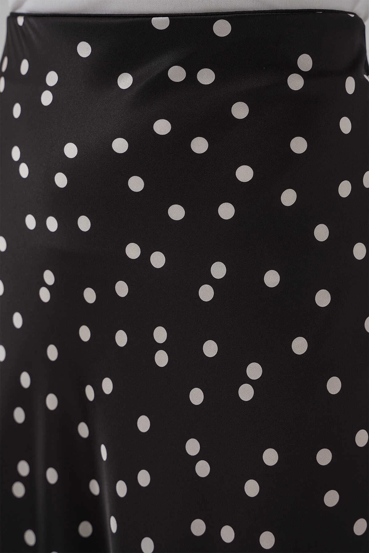 Kadın Puantiyeli Siyah Saten Yüzeyli Beli Lastikli Midi Boy Etek Hzl23S-BD1101471