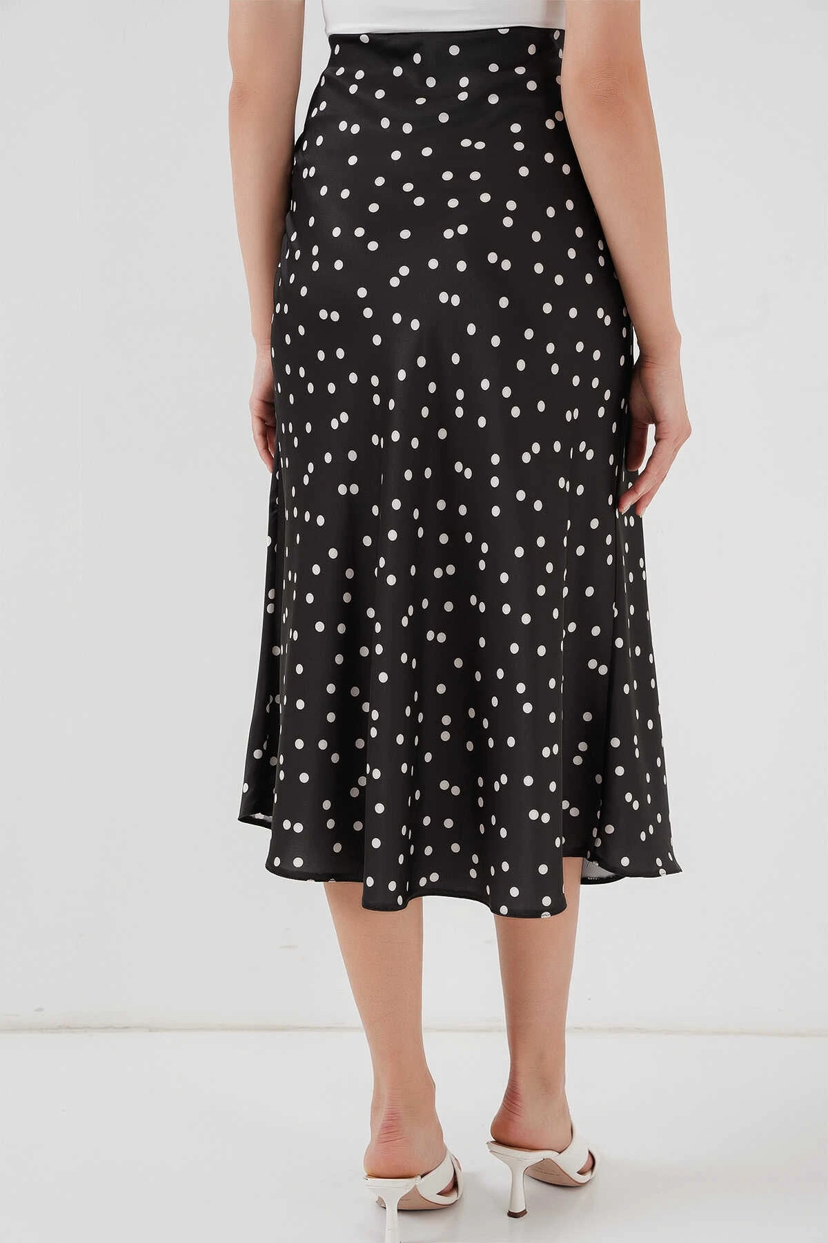 Kadın Puantiyeli Siyah Saten Yüzeyli Beli Lastikli Midi Boy Etek Hzl23S-BD1101471