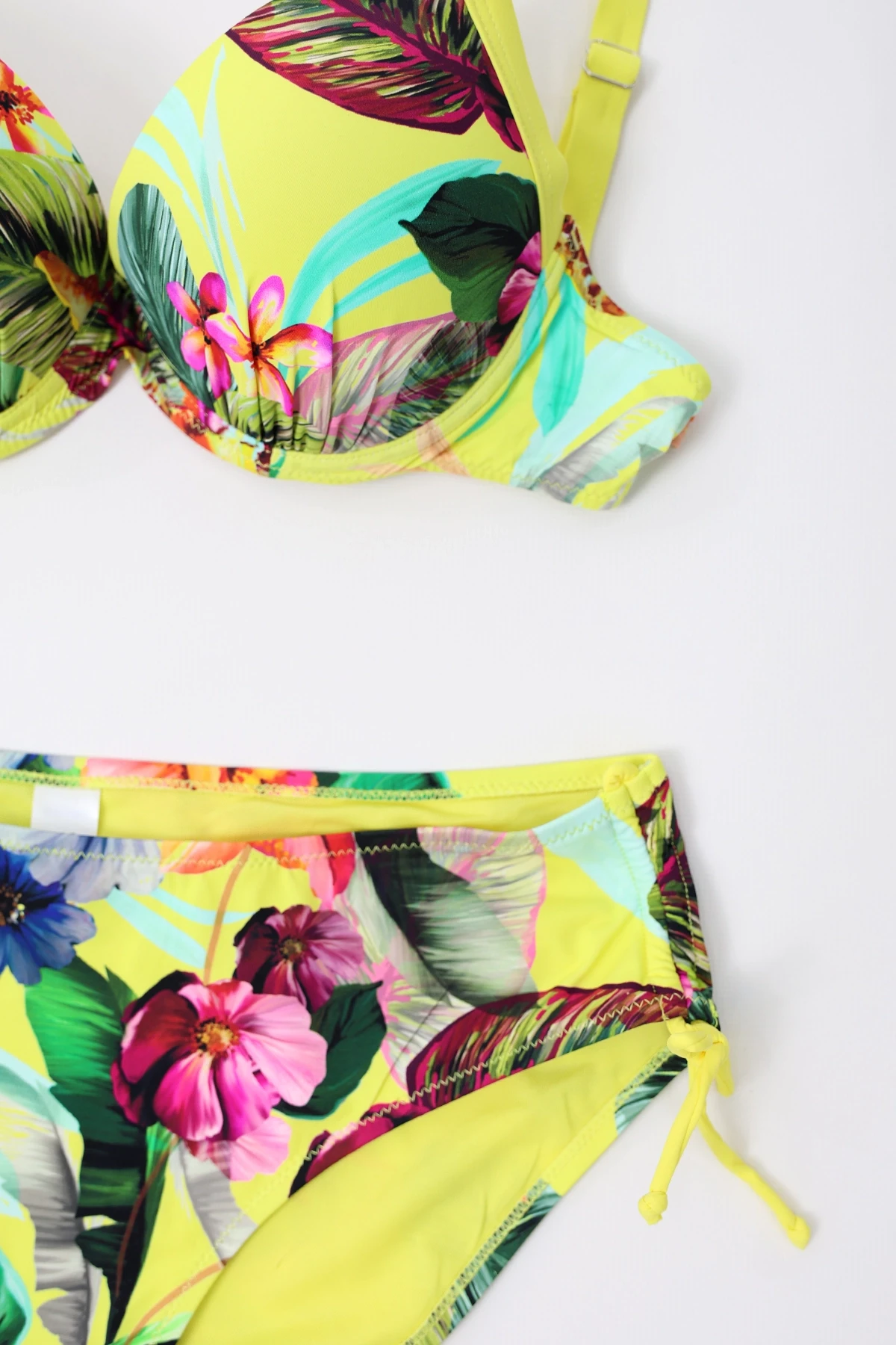 Kadın Sarı Yaprak Desenli Askılı Yüksek Bel Toparlayıcı Bikini Takım HZL24S-LC22625