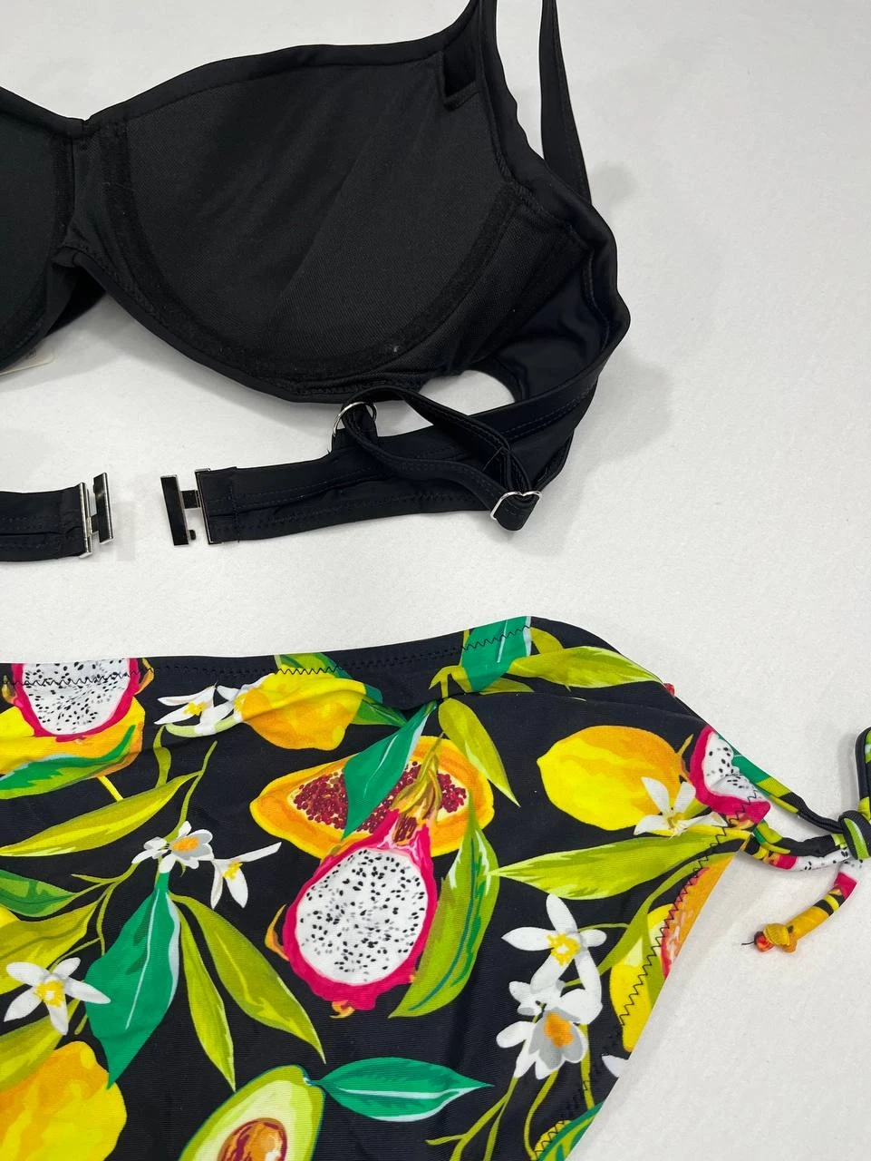 Kadın Siyah Aksesuar Detaylı Tropikal Desen Bikini Takım HZL25S-LC3343