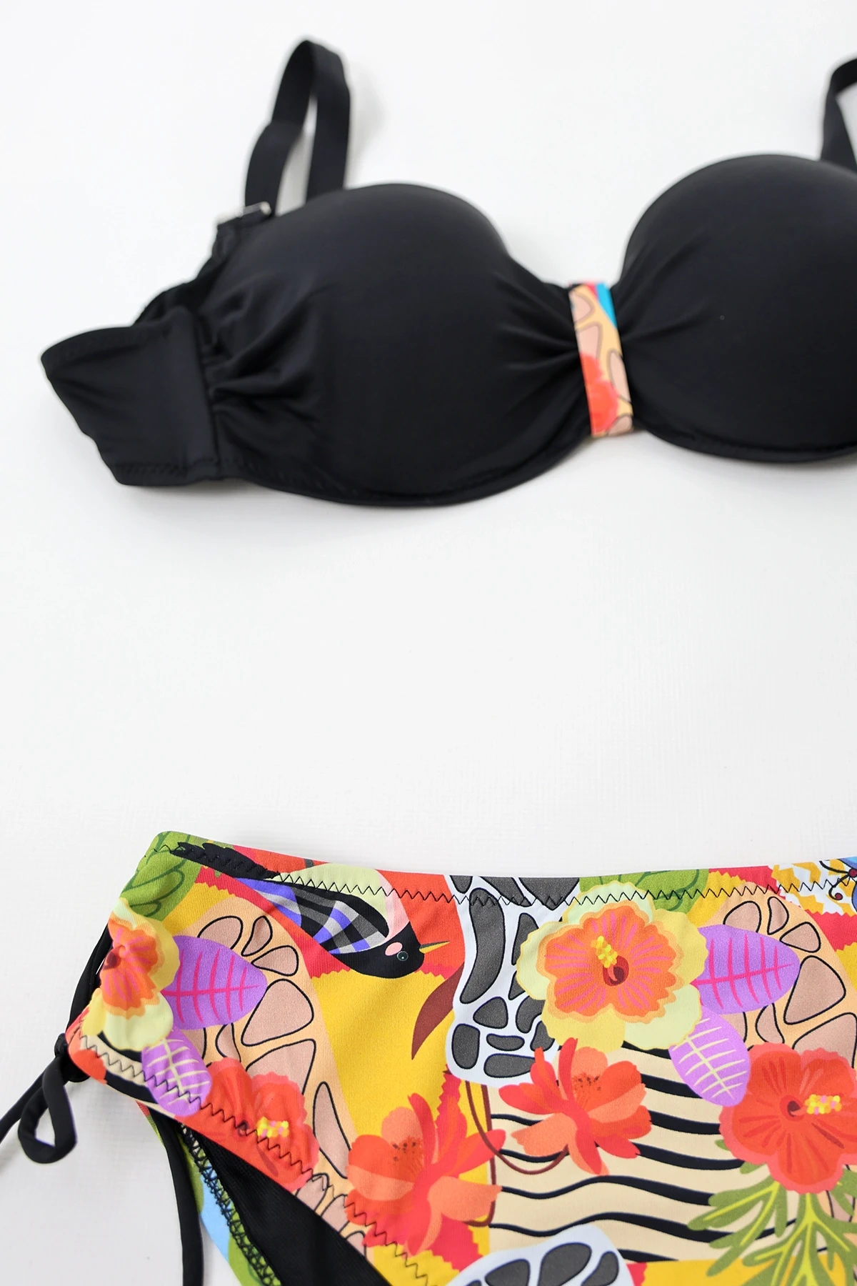 Kadın Siyah Çok Renkli Desenli Astarlı Üçgen Bikini Takım HZL24S-LC3336