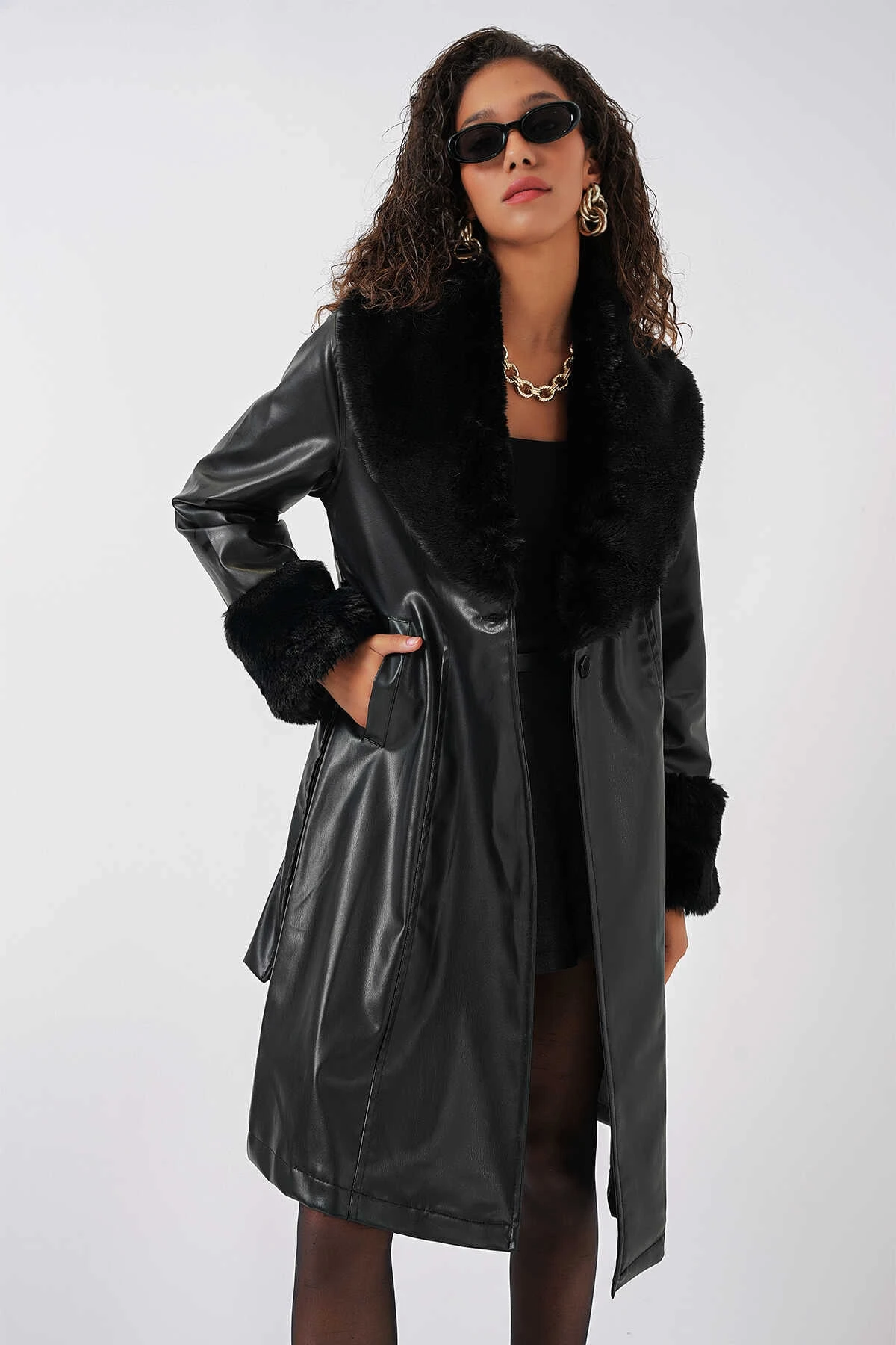 Kadın Siyah Kürk Yaka Kuşaklı Suni Deri Kaban HZL25W-BD110451