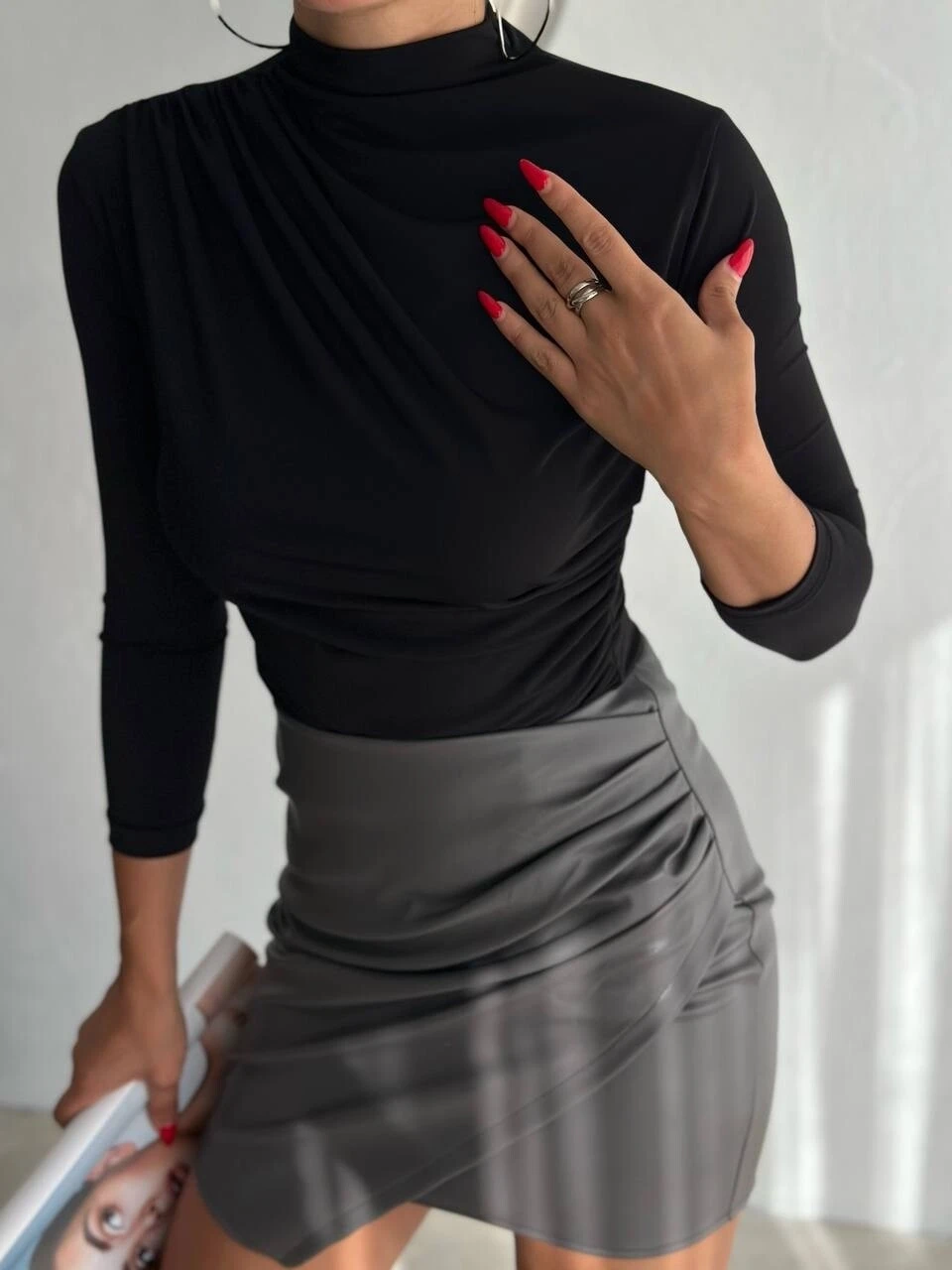 Kadın Siyah Omuz ve Beli Büzgülü Yarım Balıkçı Yaka Sandy Bluz HZL24W-FRY122451