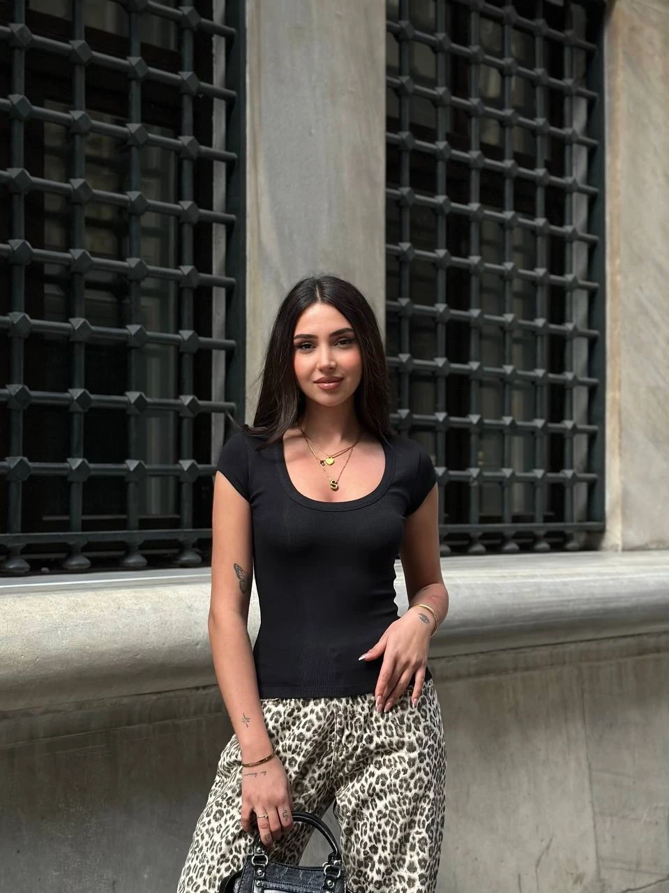 Kadın Siyah Oval Yaka T-Shirt HZL25S-ZK11681