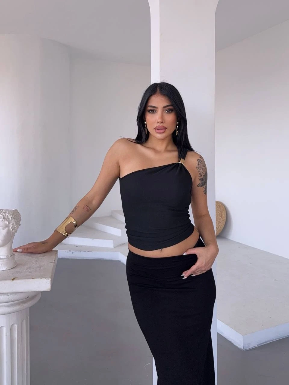 Kadın Siyah Tek Omuz Gold Metal Detaylı Bluz HZL25S-FRY123111