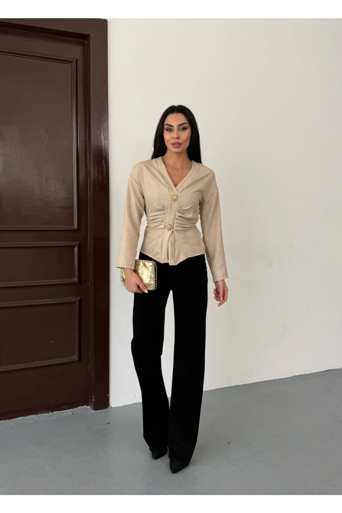 Kadın Bej Kruvaze Yaka Gold Düğmeli Büzgülü Uzun Kollu Keten Bluz HZL26W-FRY123701