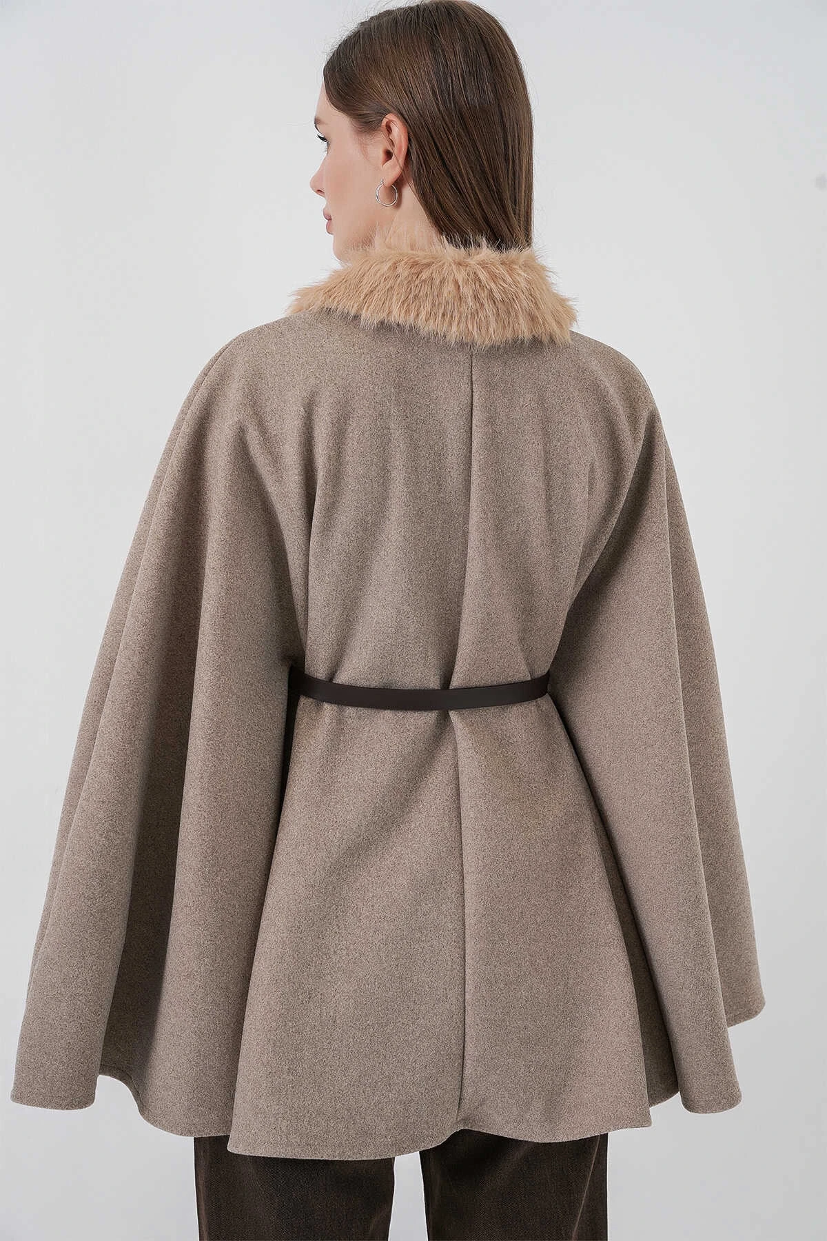 Kadın Bej Yakası Kürklü Düğmeli Kemerli Kaşe Panço HZL25W-BD191651