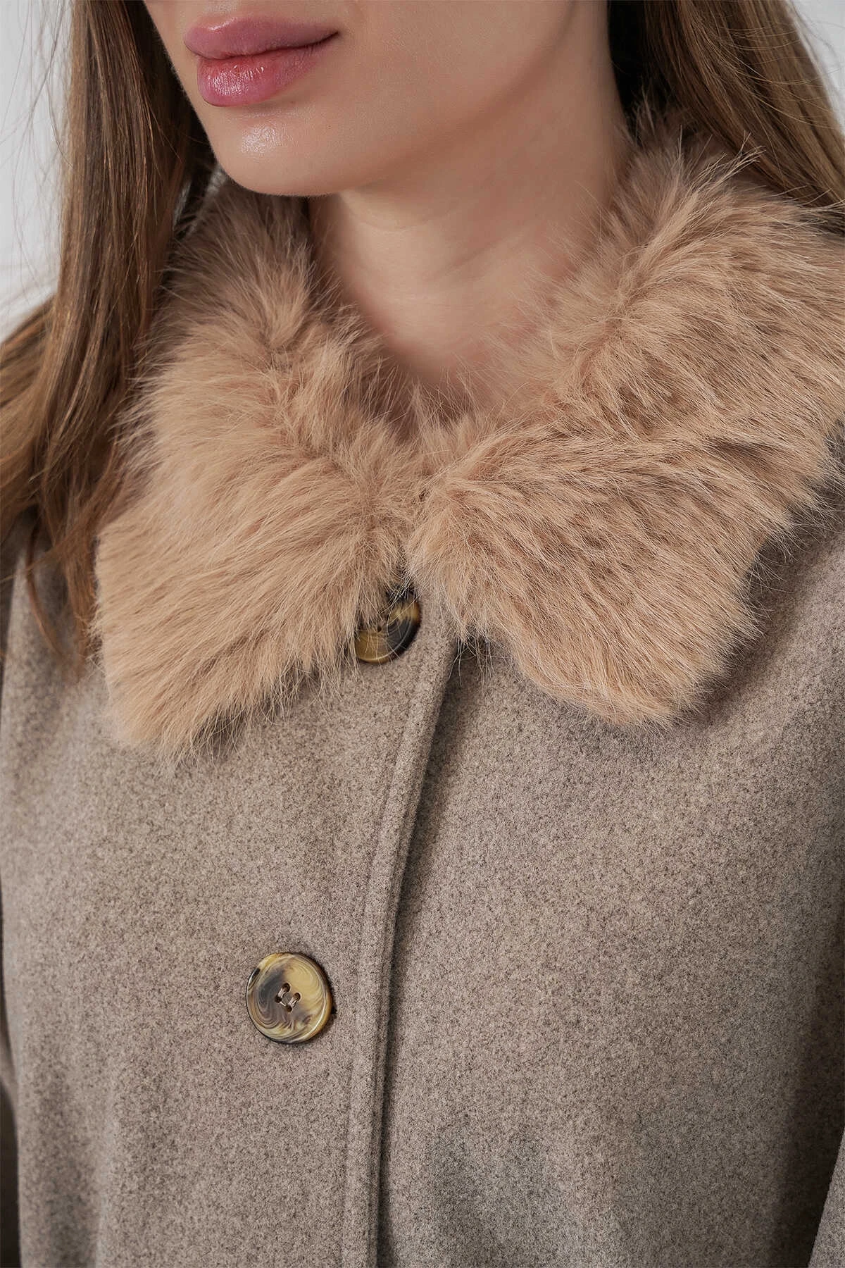 Kadın Bej Yakası Kürklü Düğmeli Kemerli Kaşe Panço HZL25W-BD191651