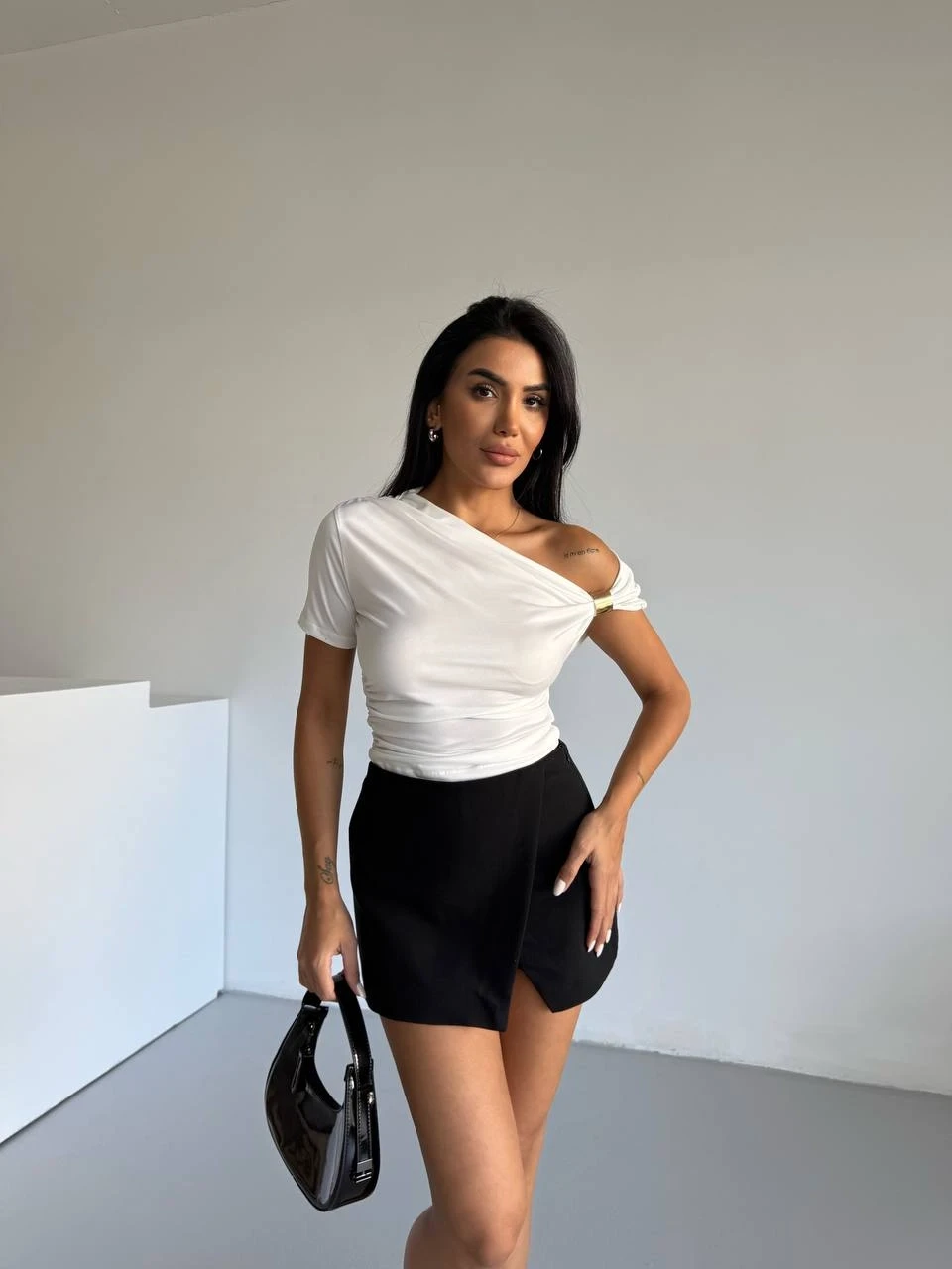 Kadın Beyaz Asimetrik Drapelim Omuz Aksesuarlı Sandy Bluz HZL25S-FRY123231