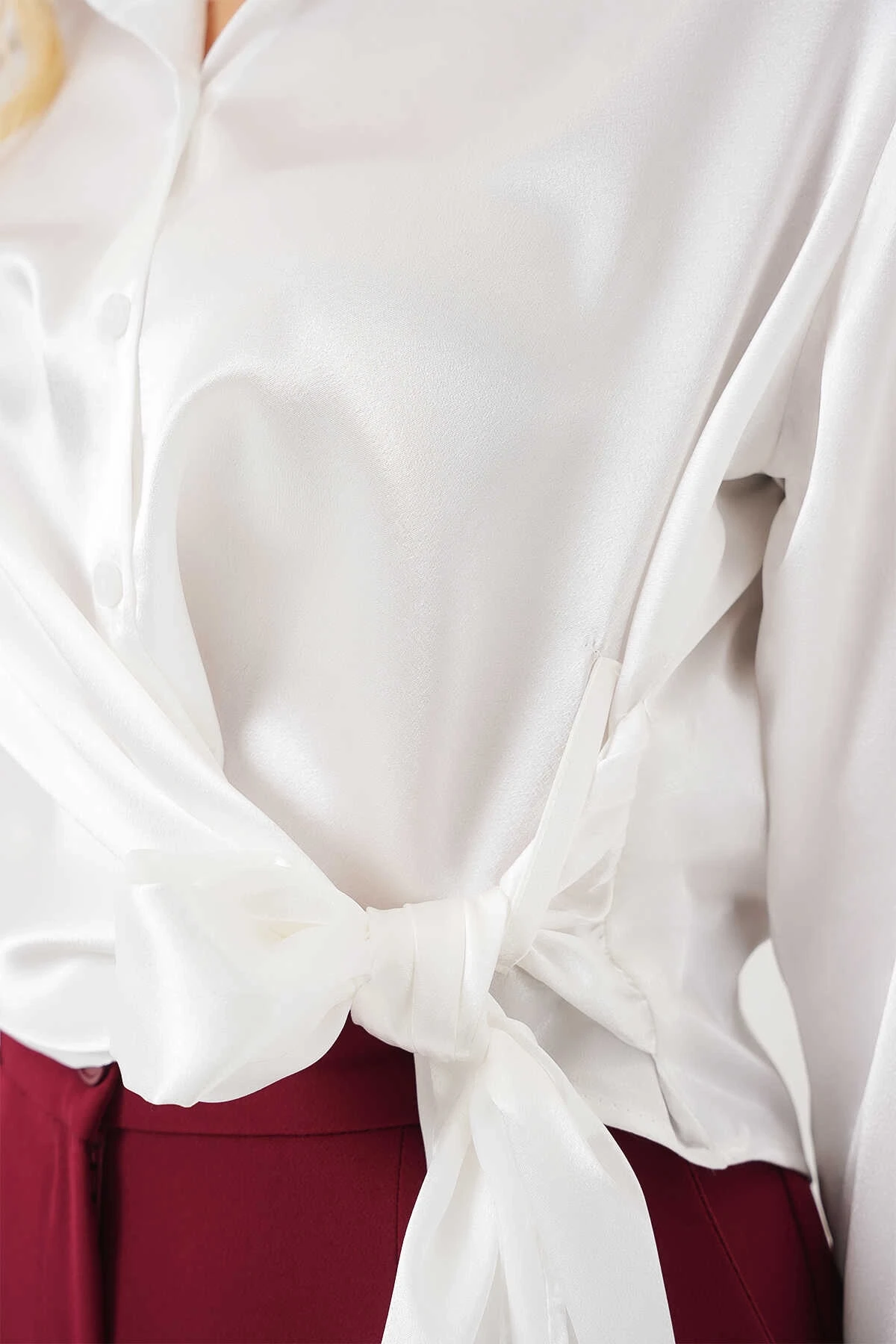 Kadın Beyaz Bağlama Detaylı Saten Yüzeyli Gömlek HZL25S-BD1202871