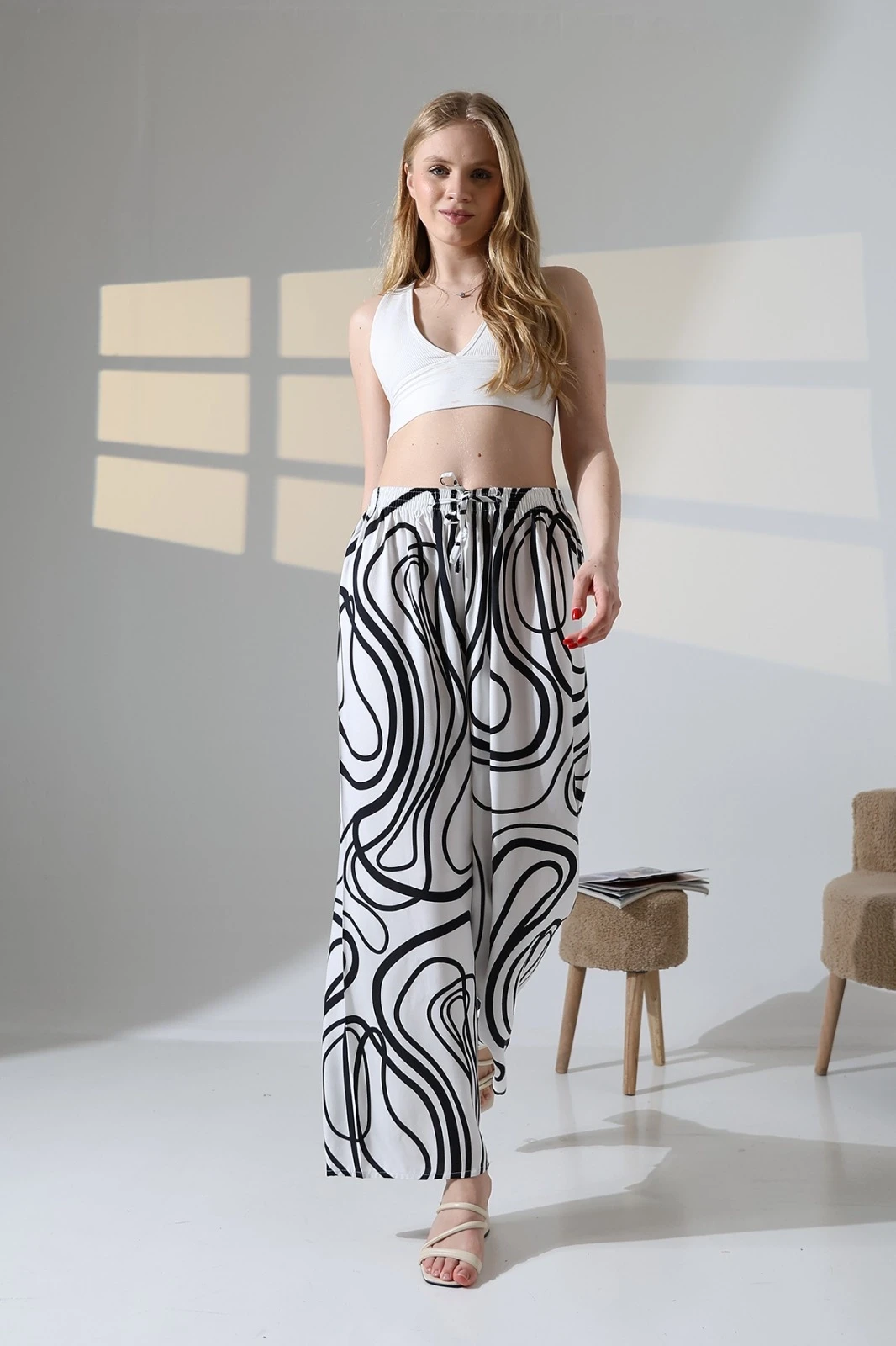 Kadın Beyaz Desenli Beli Lastikli Cepsiz Bol Kesim Viskon Pantolon HZL25S-DSB17771