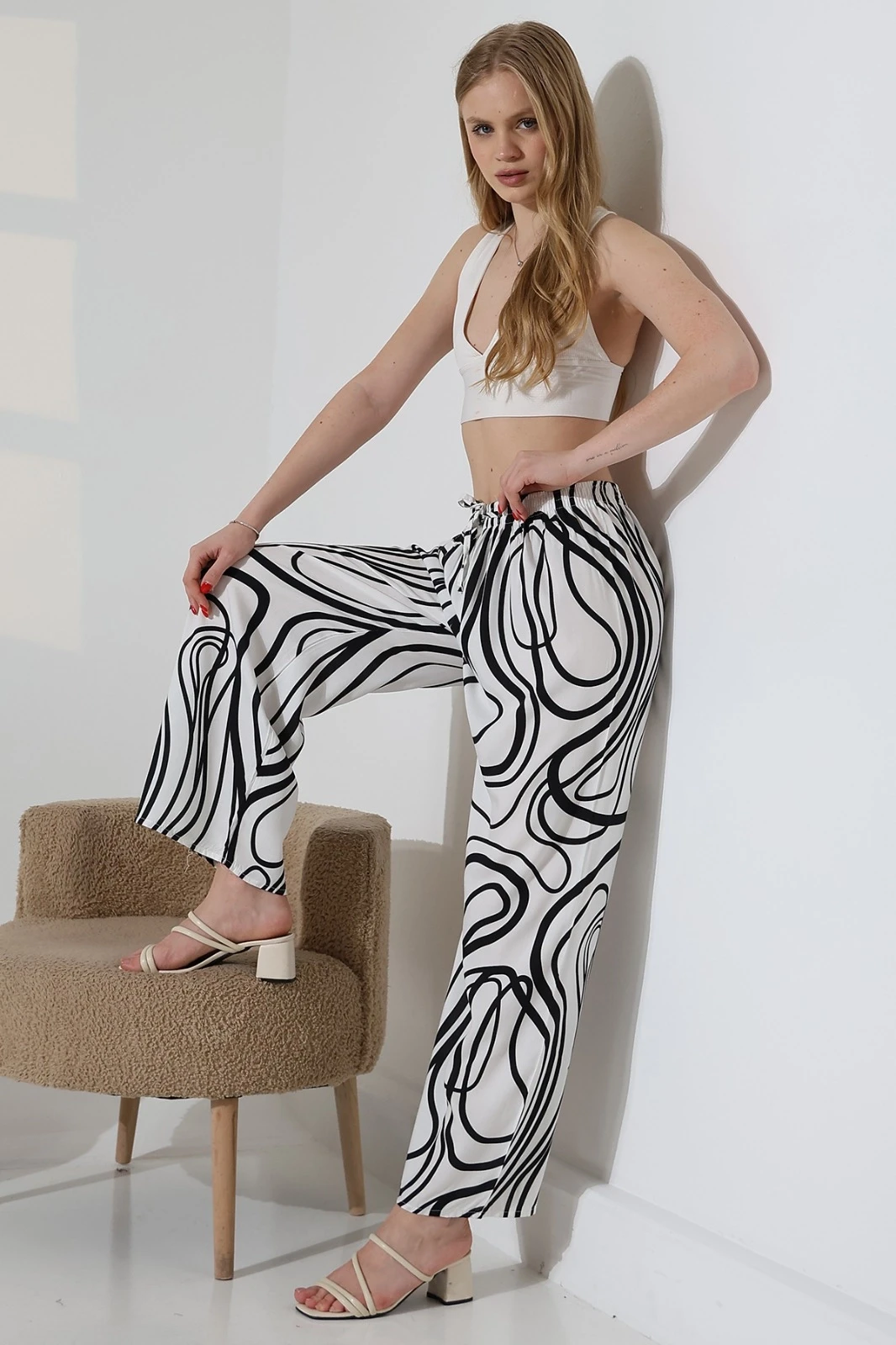 Kadın Beyaz Desenli Beli Lastikli Cepsiz Bol Kesim Viskon Pantolon HZL25S-DSB17771