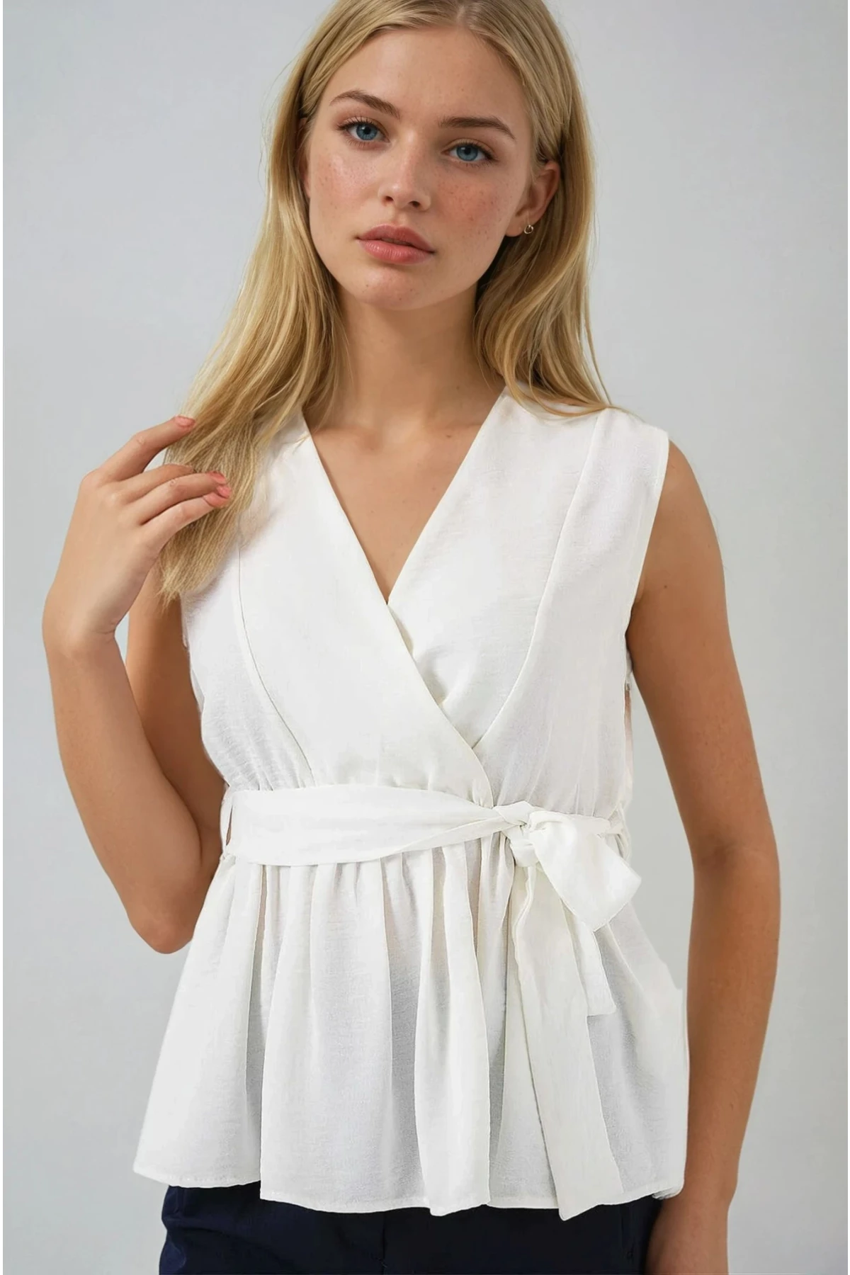 Kadın Beyaz Kruvaze Yaka Beli Lastikli Kuşaklı Bluz HZL25S-BD19661